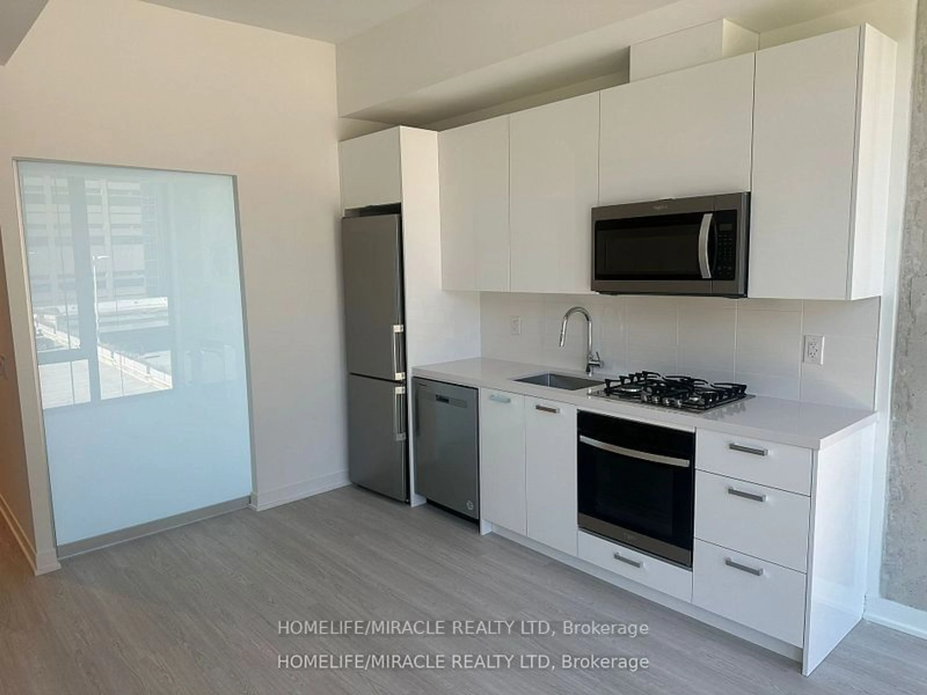 Standard kitchen, wood floors for 195 McCaul St #706, Toronto Ontario M5T 1W6