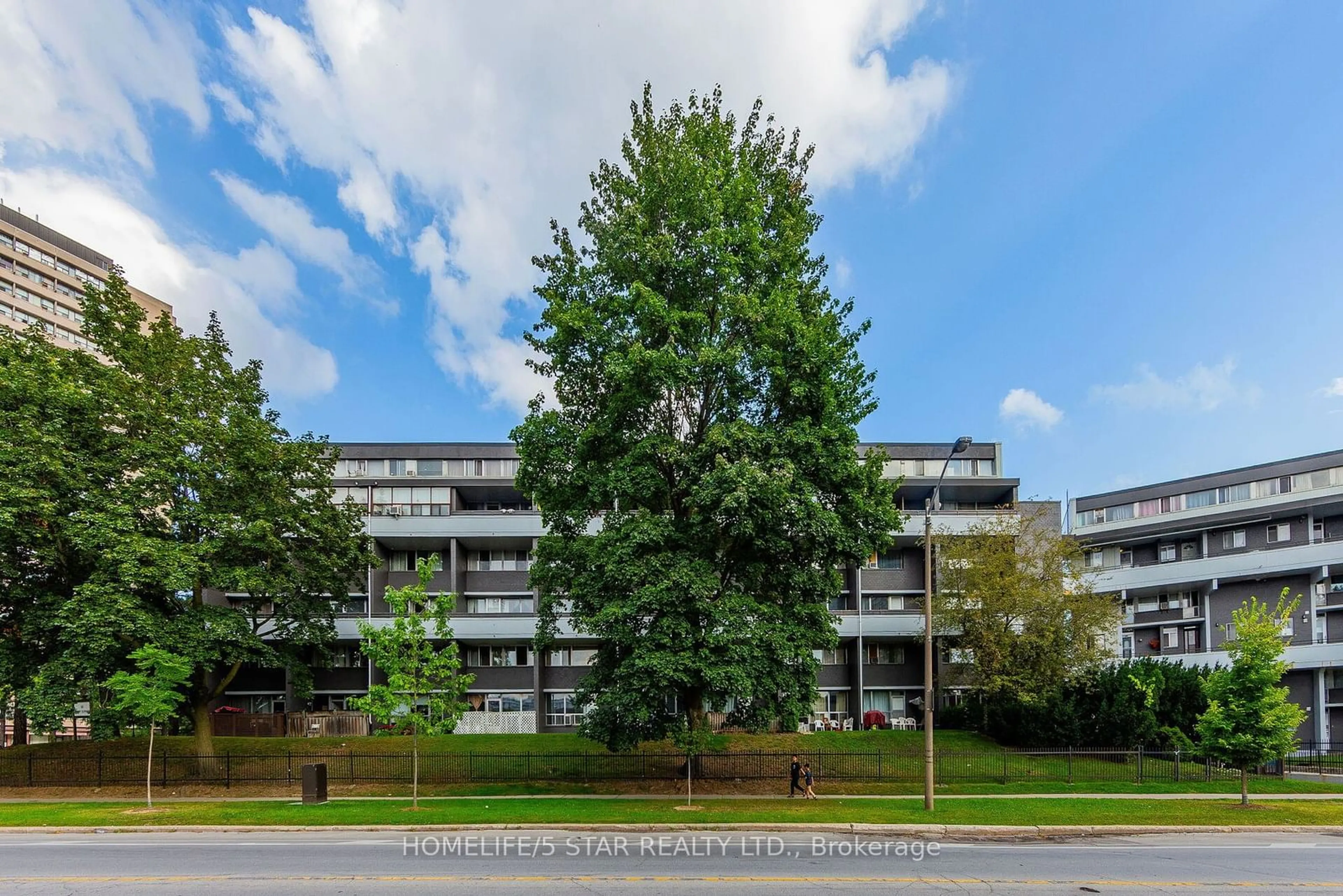 A pic from exterior of the house or condo, the front or back of building for 5 SUNNY GLENWAY #320, Toronto Ontario M3C 2Z5