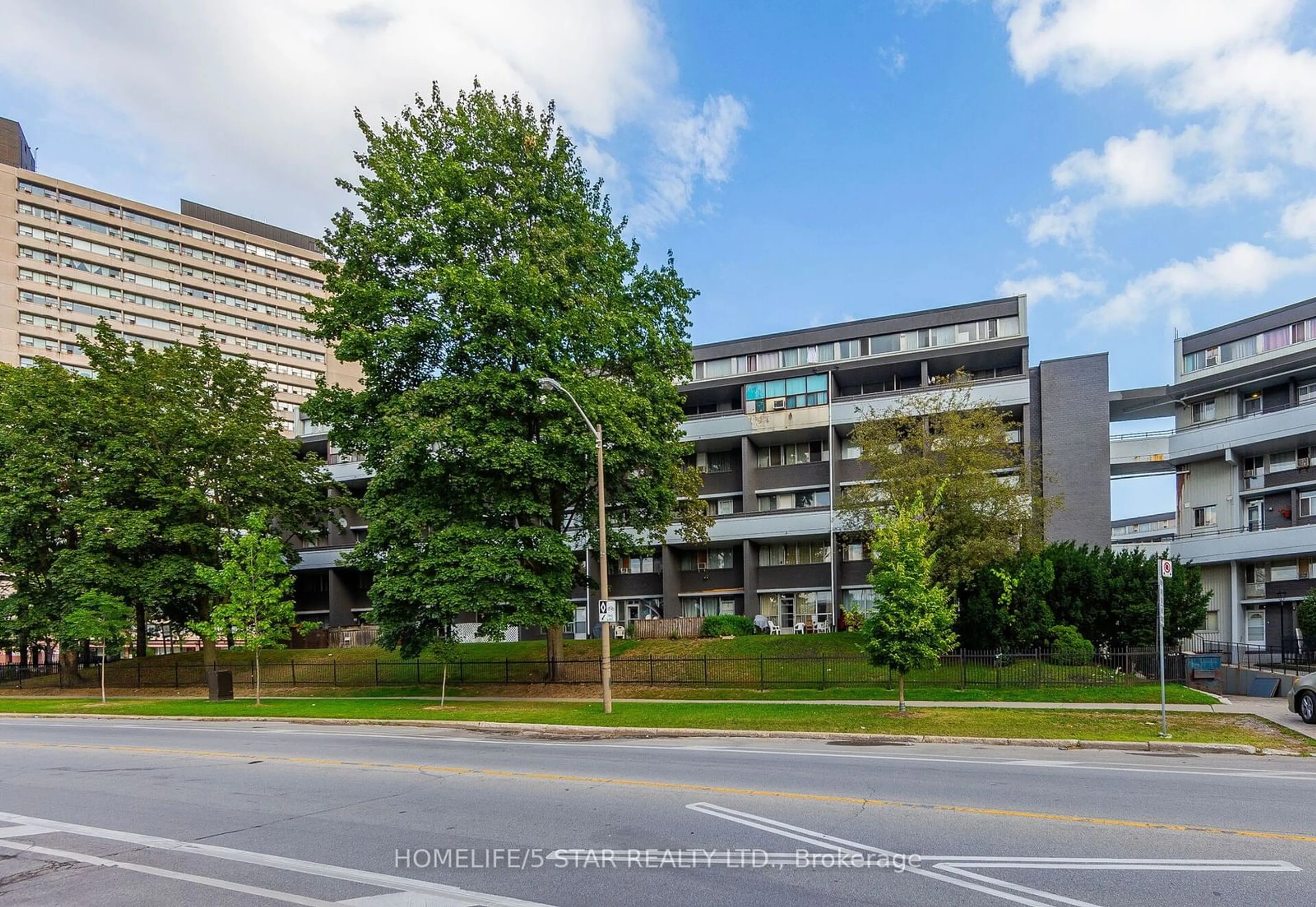 A pic from exterior of the house or condo, the street view for 5 SUNNY GLENWAY #320, Toronto Ontario M3C 2Z5