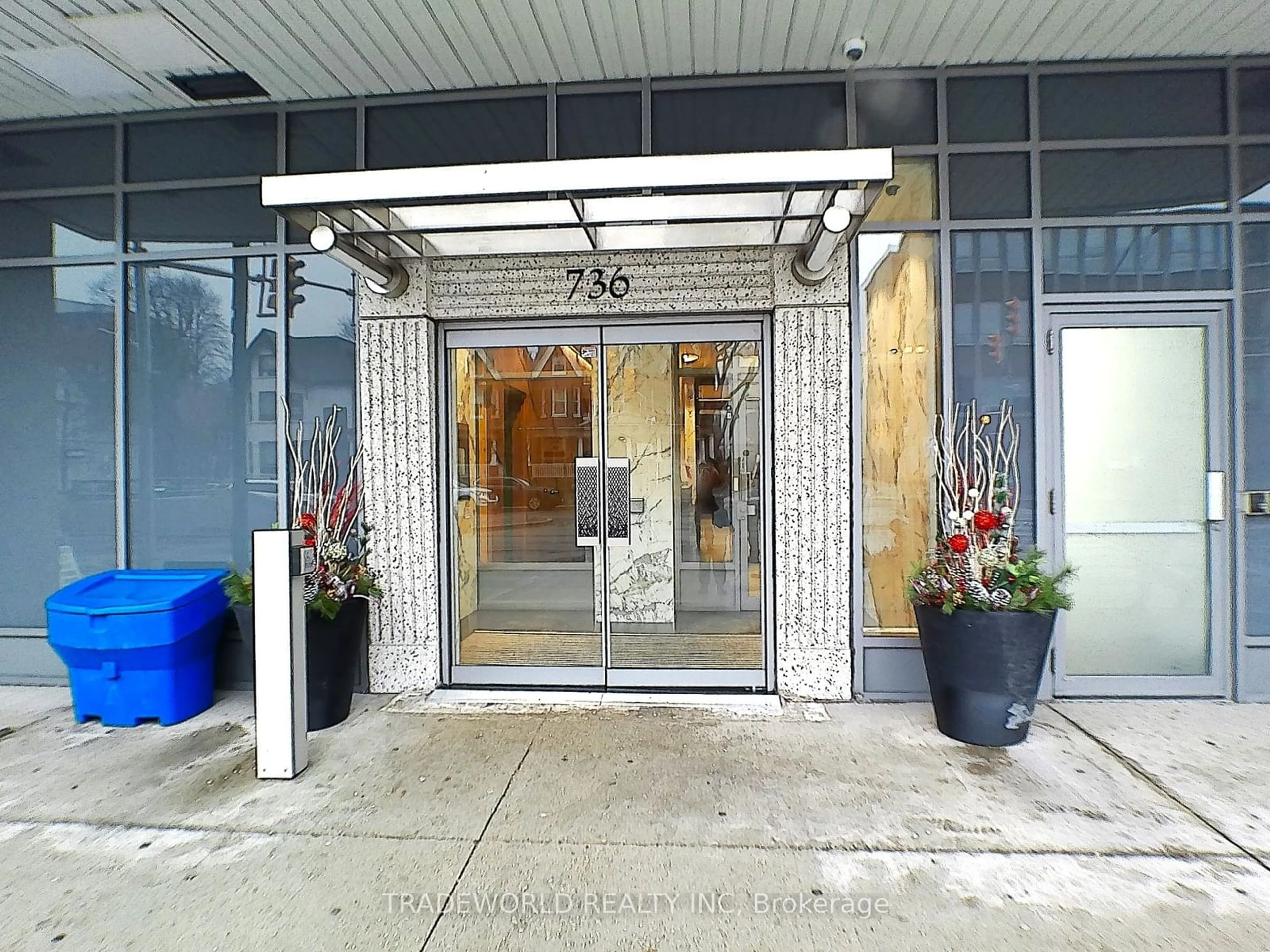 Indoor foyer for 736 Spadina Ave #613, Toronto Ontario M5S 2J6