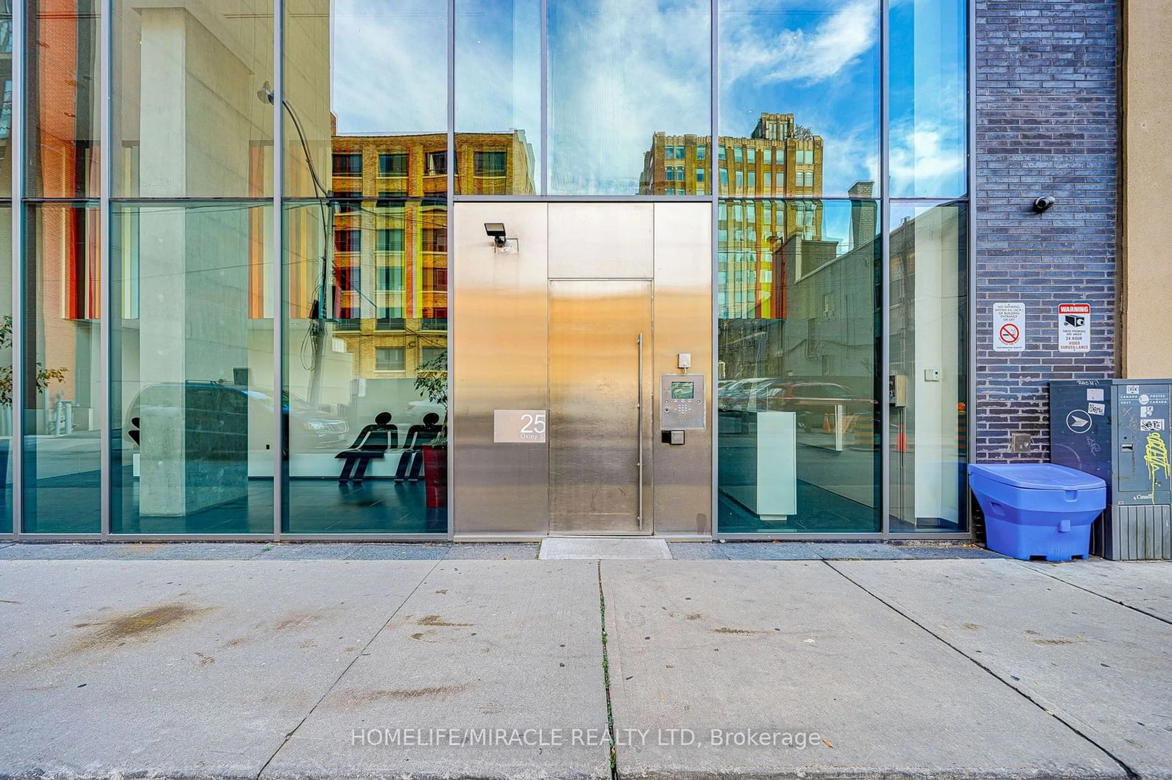 Indoor foyer, ceramic floors for 25 Oxley St #701, Toronto Ontario M5V 2J5