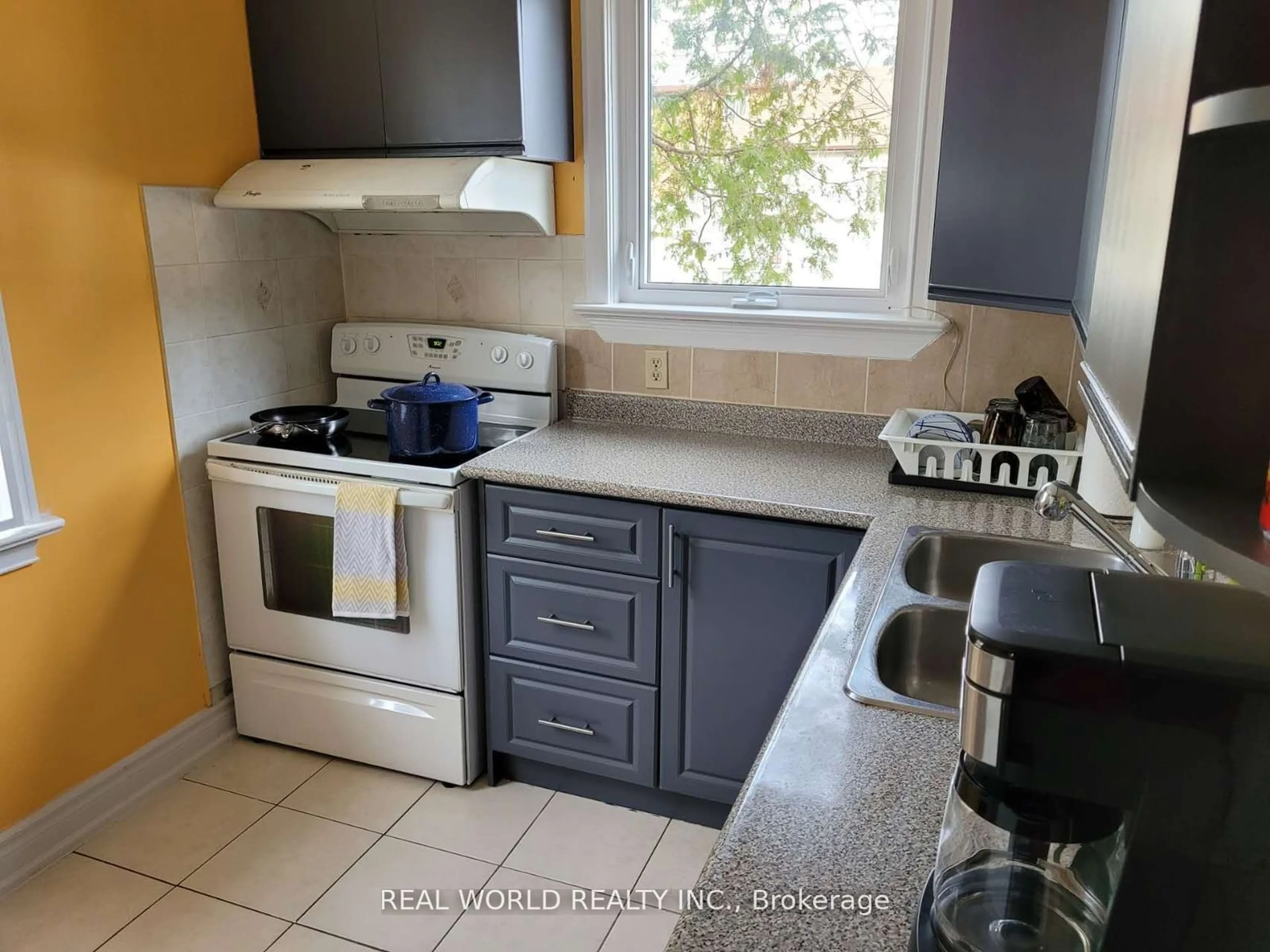 Standard kitchen, cottage for 46 Connaught Ave, Toronto Ontario M2M 1G8