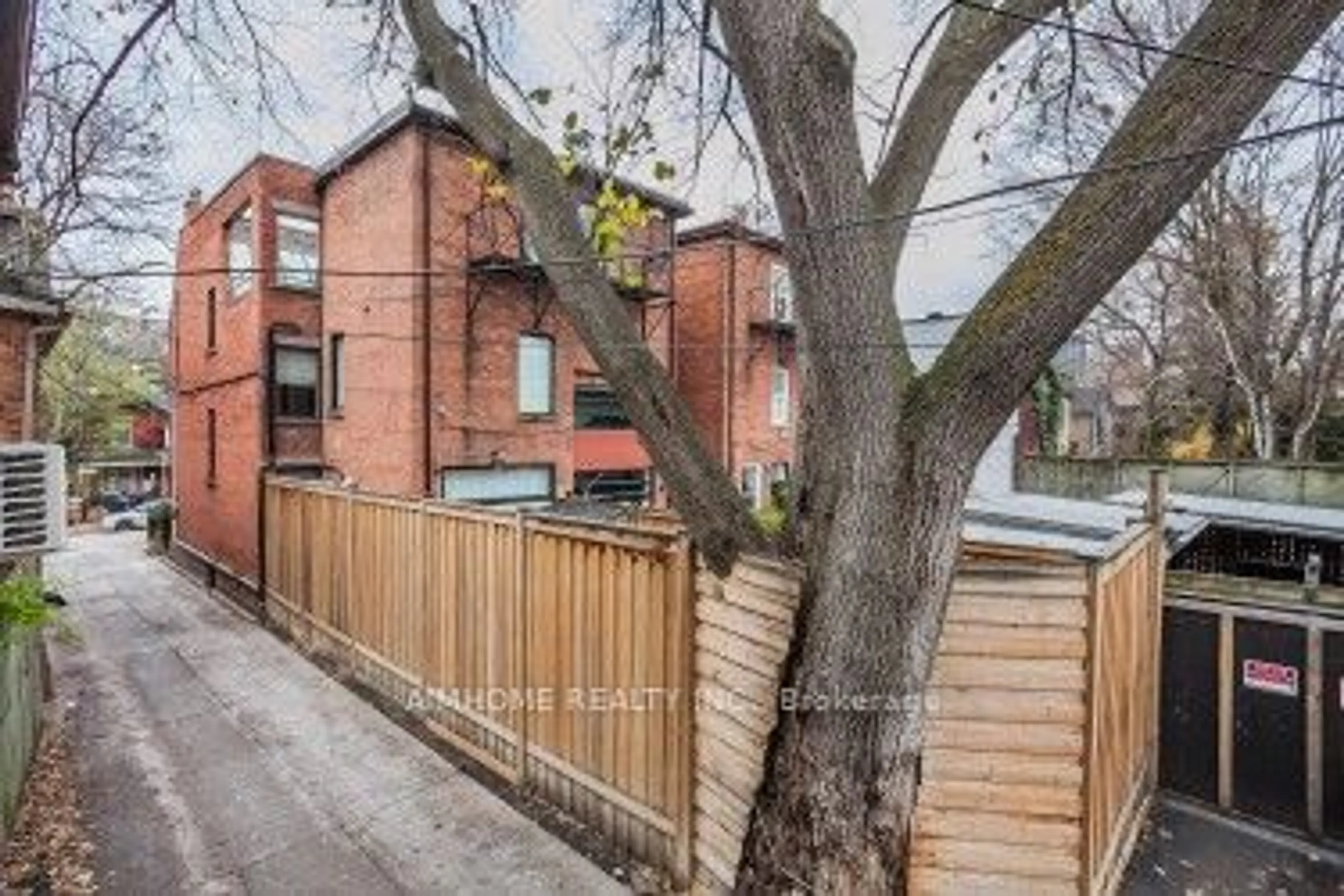 A pic from exterior of the house or condo, the fenced backyard for 360 R Dundas St #Th2, Toronto Ontario M5A 2A3