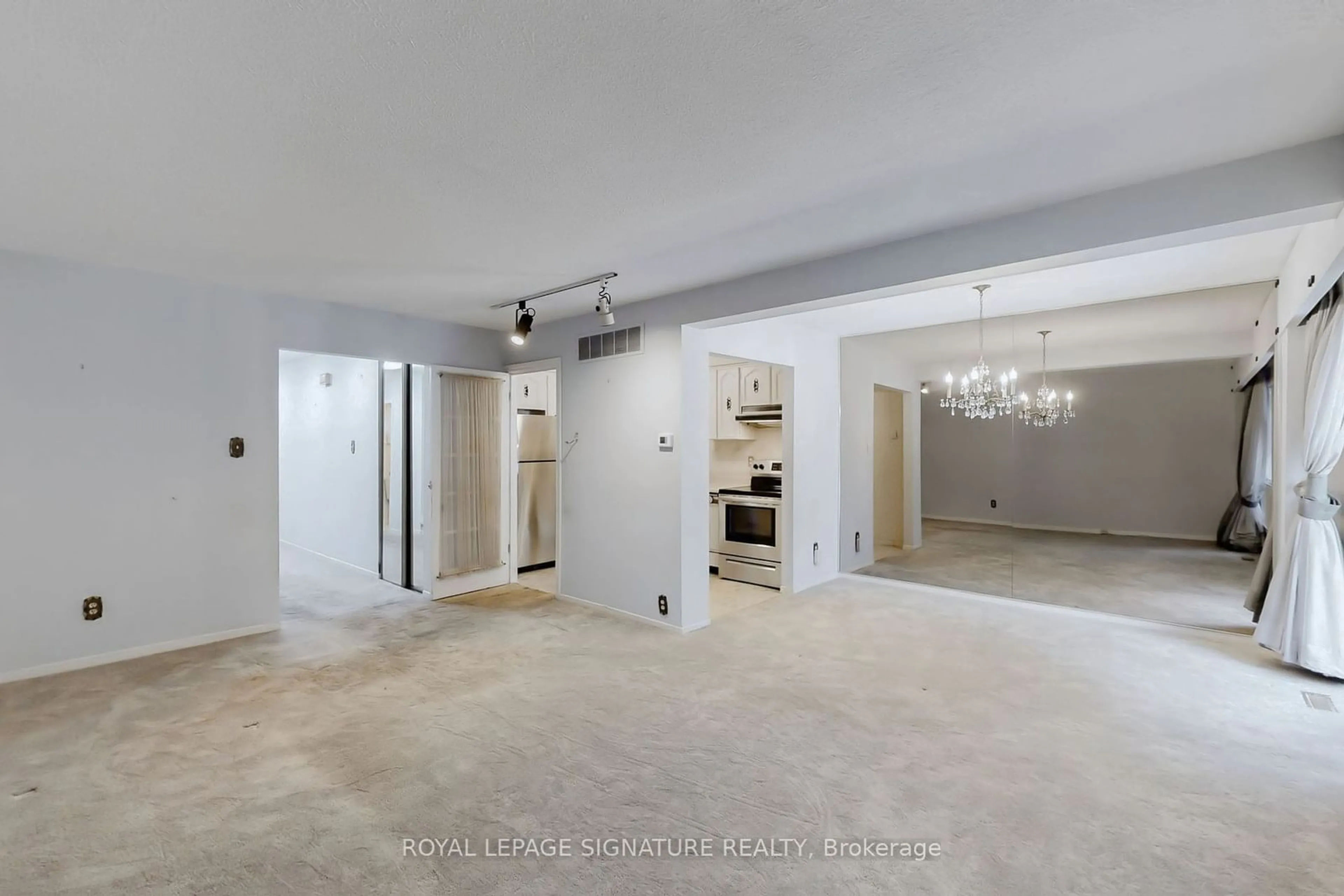 Indoor foyer, cement floor for 143 Farm Green Way, Toronto Ontario M3A 3M1