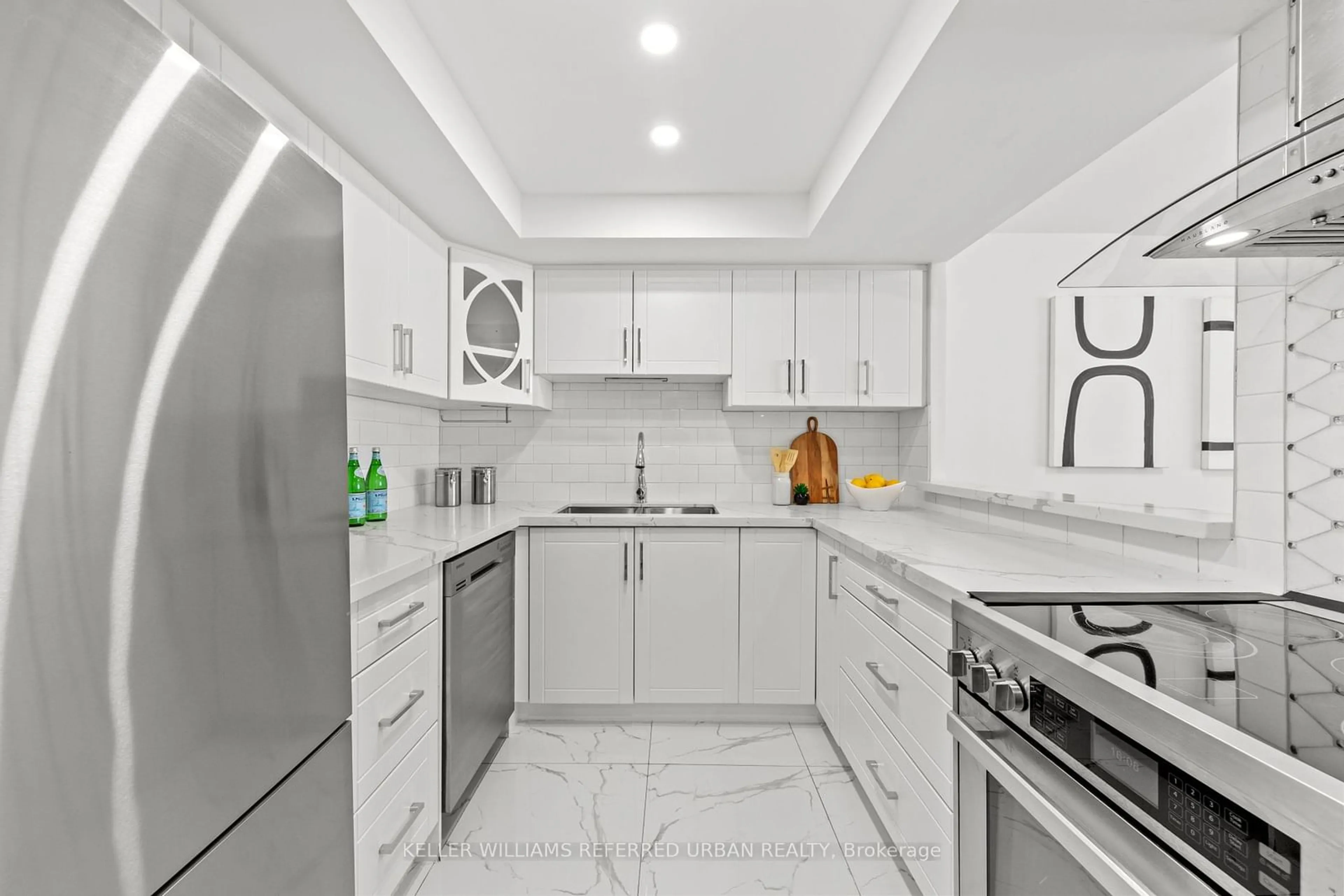 Standard kitchen, ceramic/tile floor for 701 King St #1003, Toronto Ontario M5V 2W7