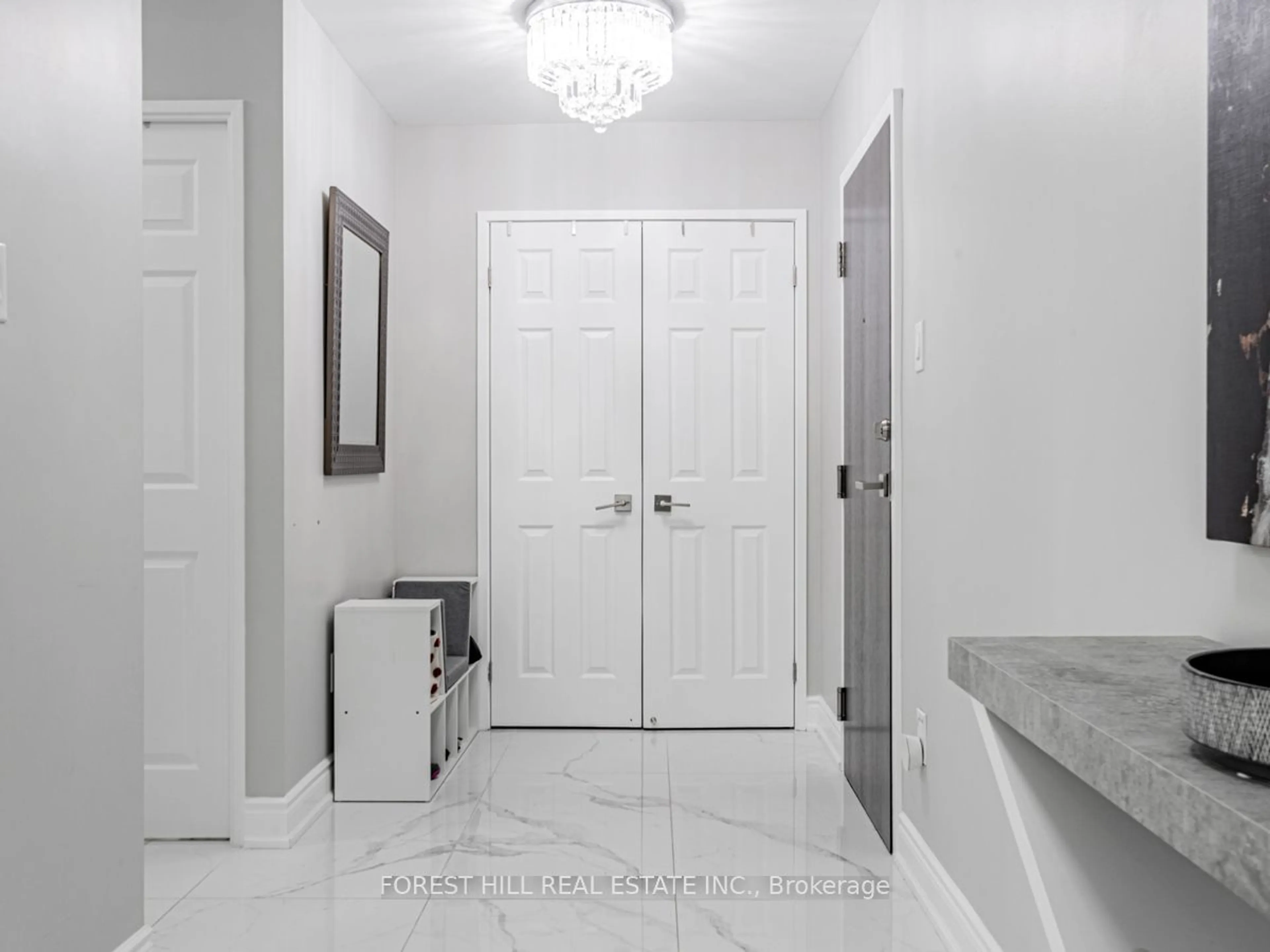 Indoor entryway for 15 Mcmurrich St #201, Toronto Ontario M5R 3M6