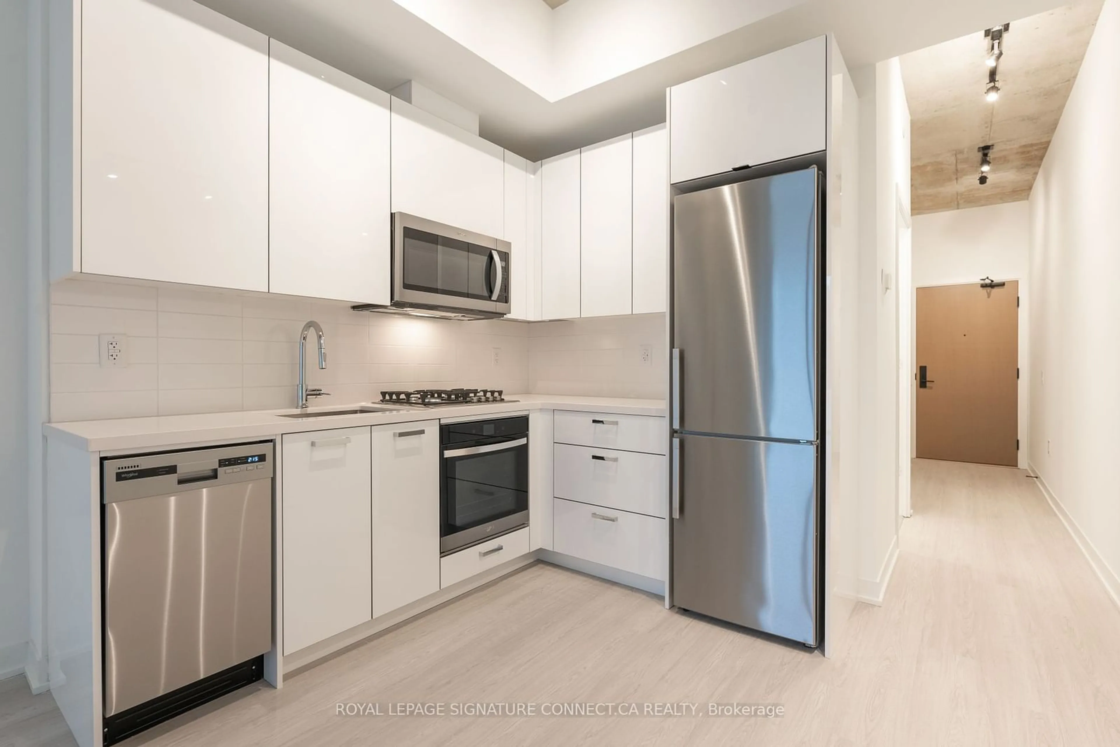 Standard kitchen, ceramic/tile floor for 195 McCaul St #714, Toronto Ontario M5T 1W6