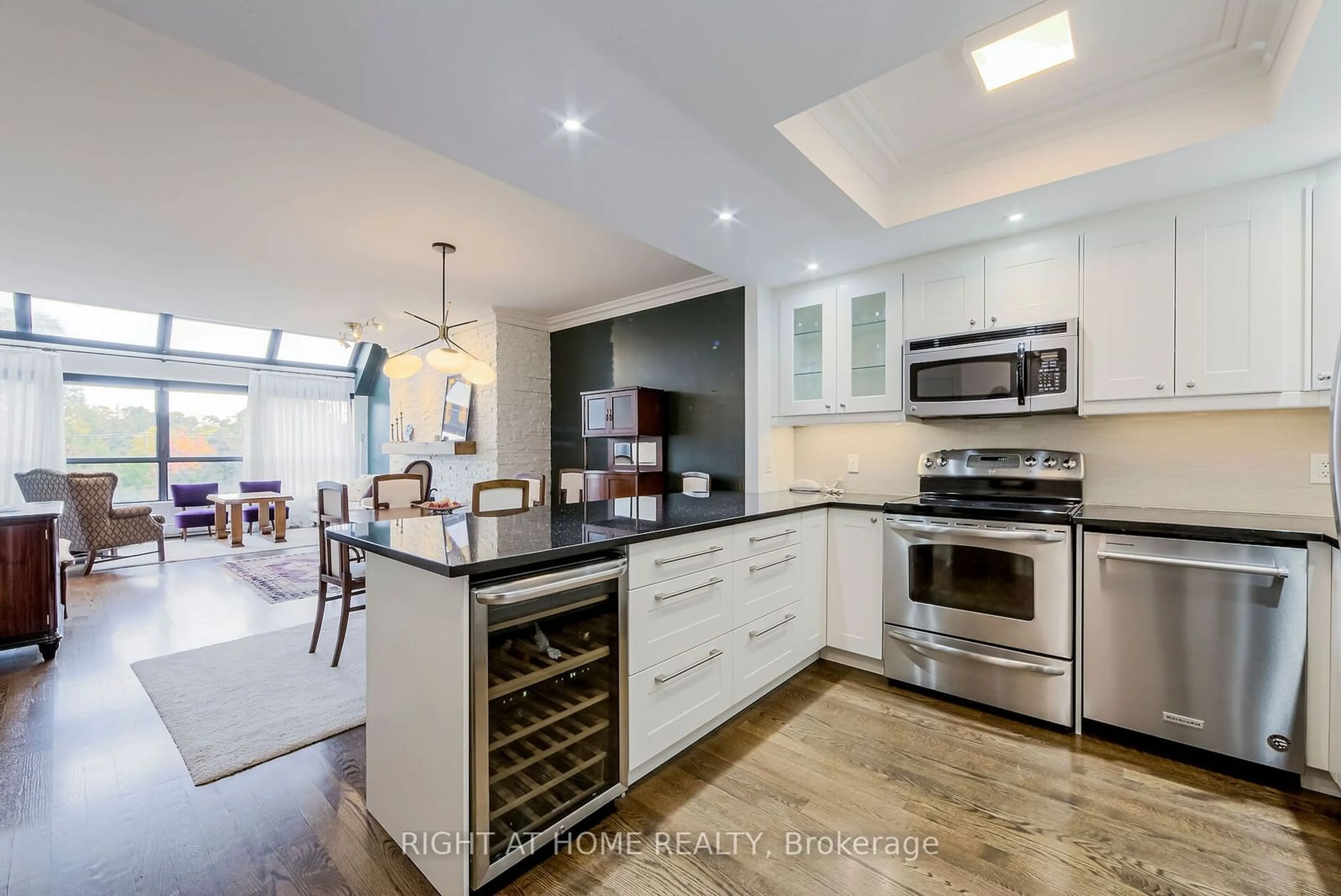 Open concept kitchen, ceramic/tile floor for 20 Glebe Rd #Ph16, Toronto Ontario M5P 1C9