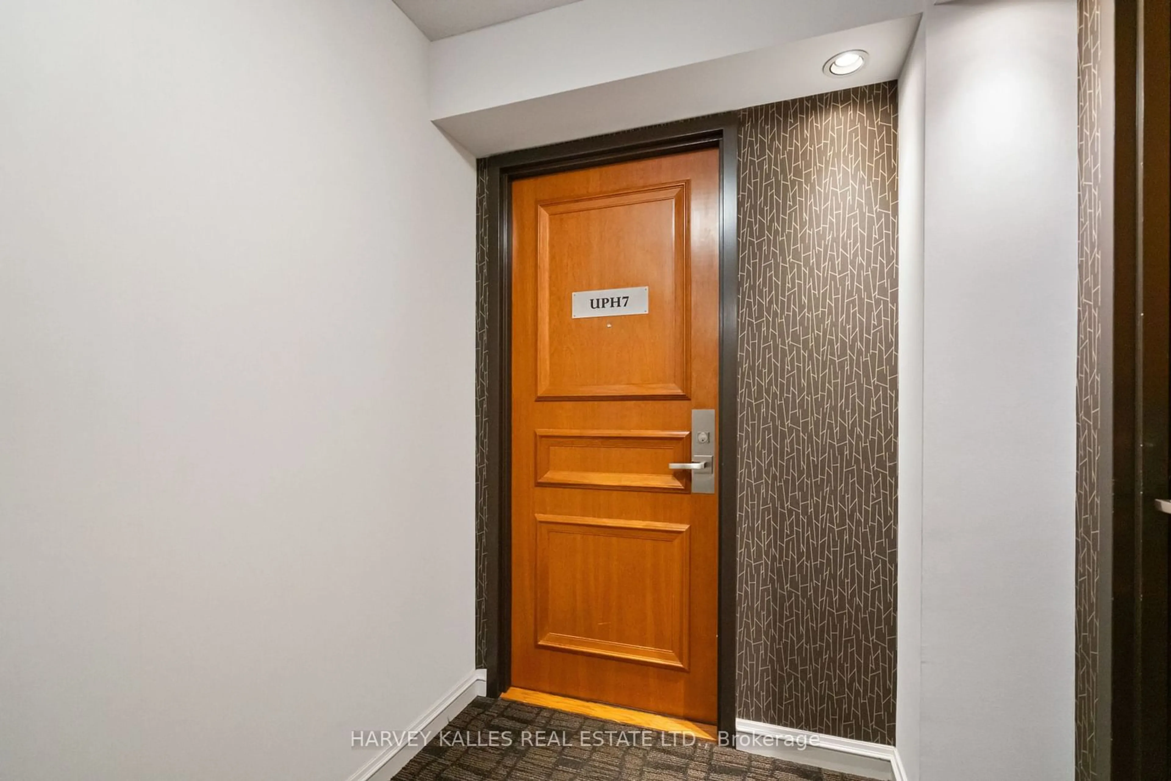 Indoor foyer for 256 Doris Ave #UPH07, Toronto Ontario M2N 6X8