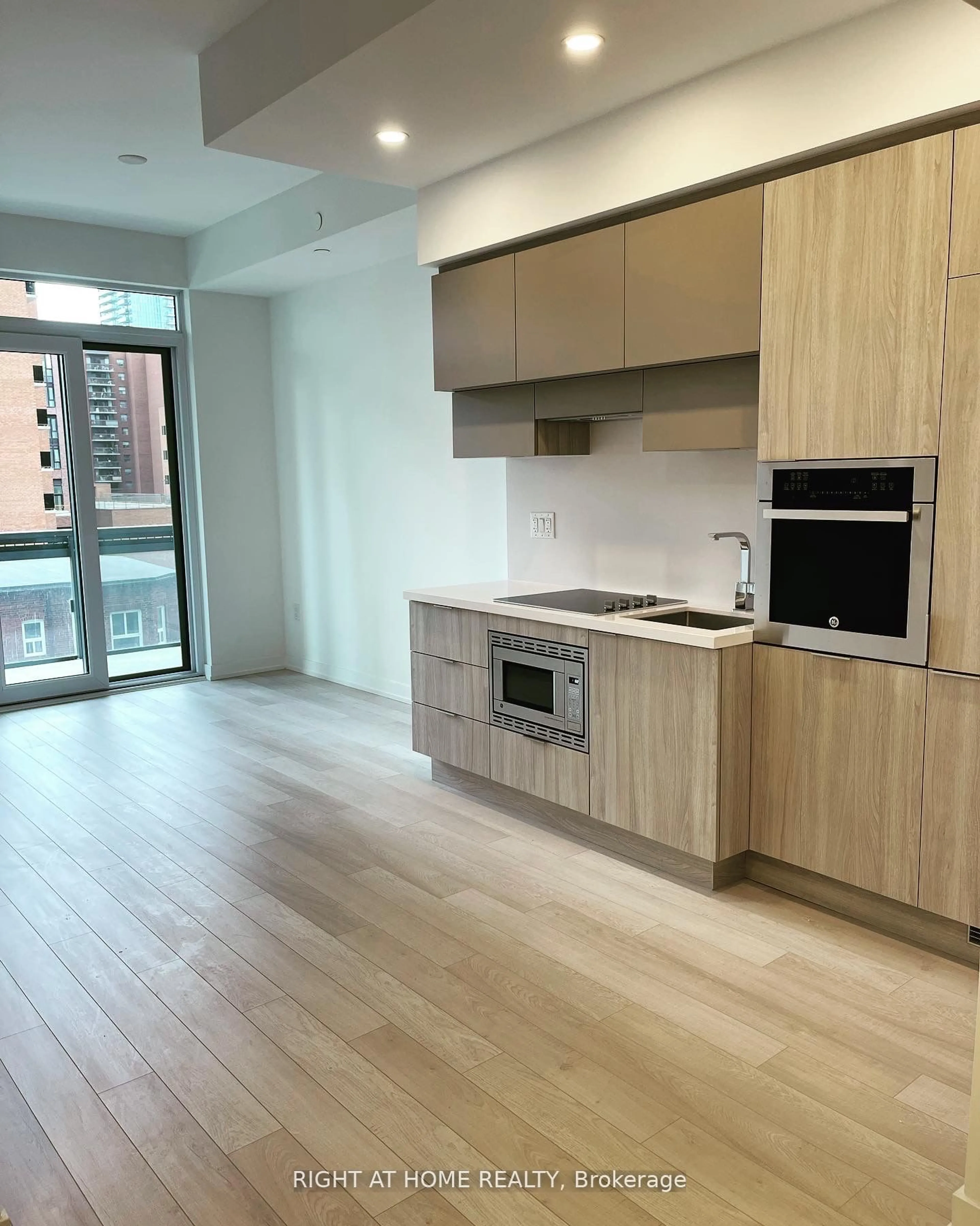 Standard kitchen, wood/laminate floor for 39 Roehampton Ave #314, Toronto Ontario M4P 0G1