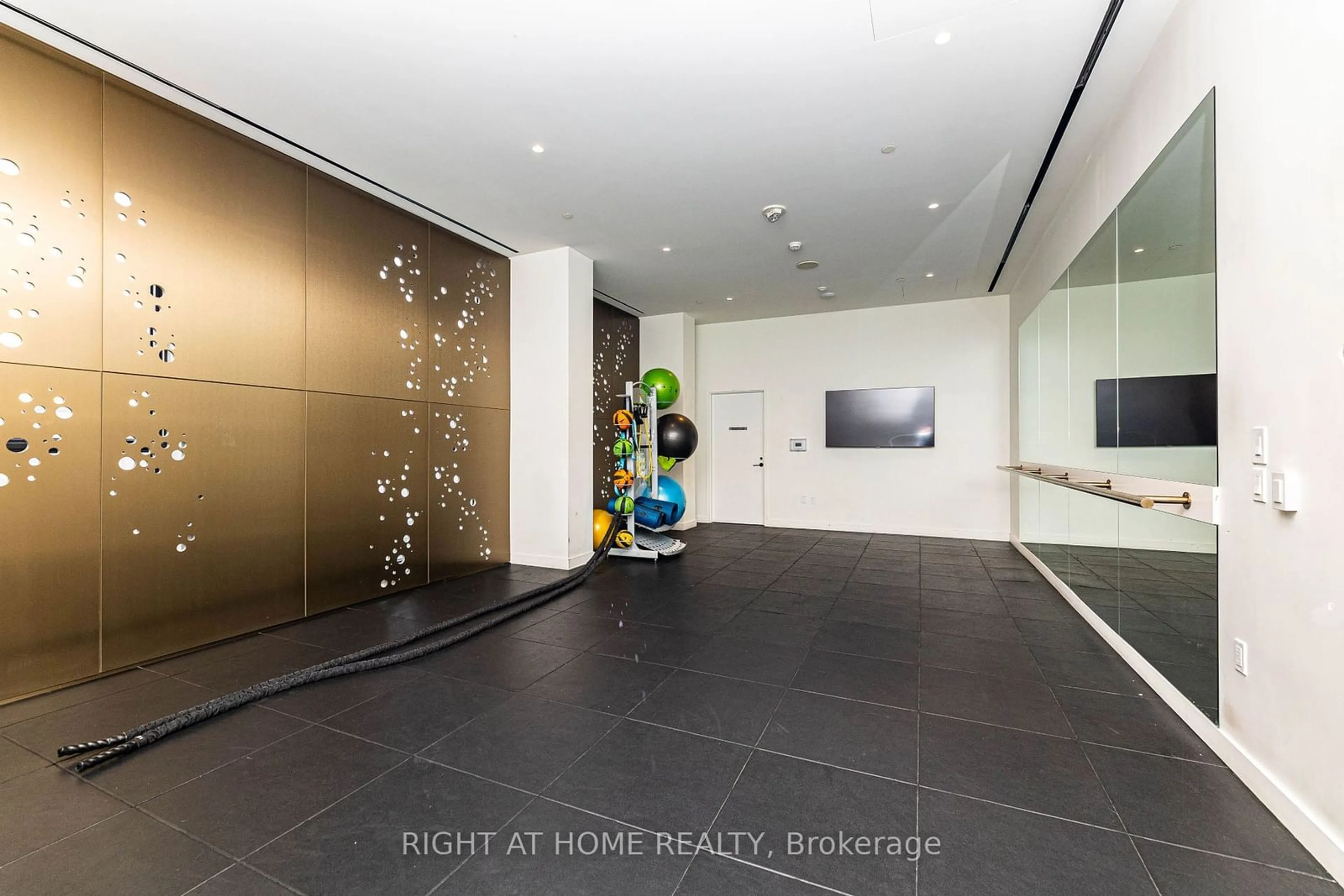 Indoor foyer for 39 Roehampton Ave #314, Toronto Ontario M4P 0G1