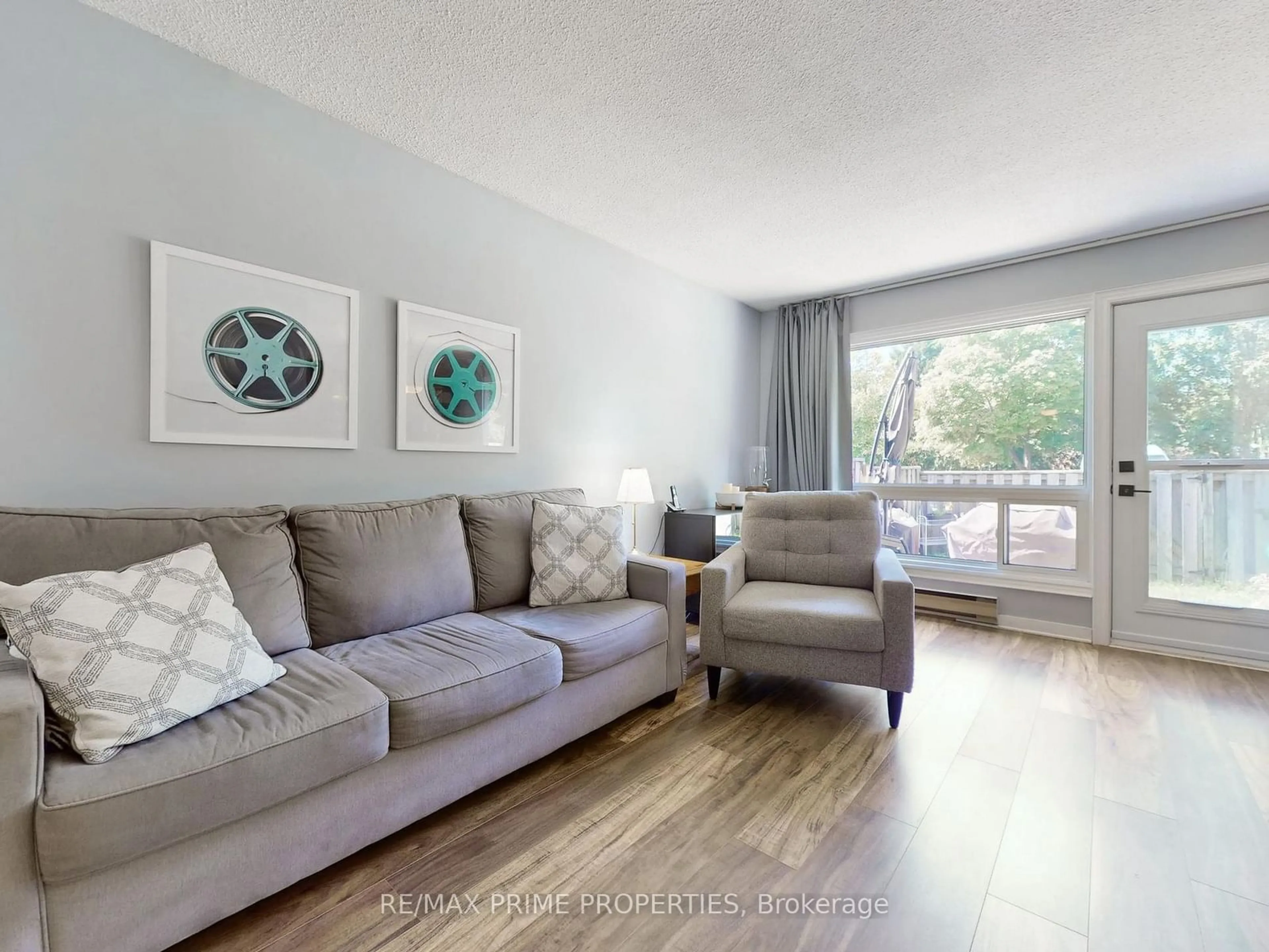 Living room with furniture, wood/laminate floor for 10 Crest Fern Way, Toronto Ontario M2J 4R7