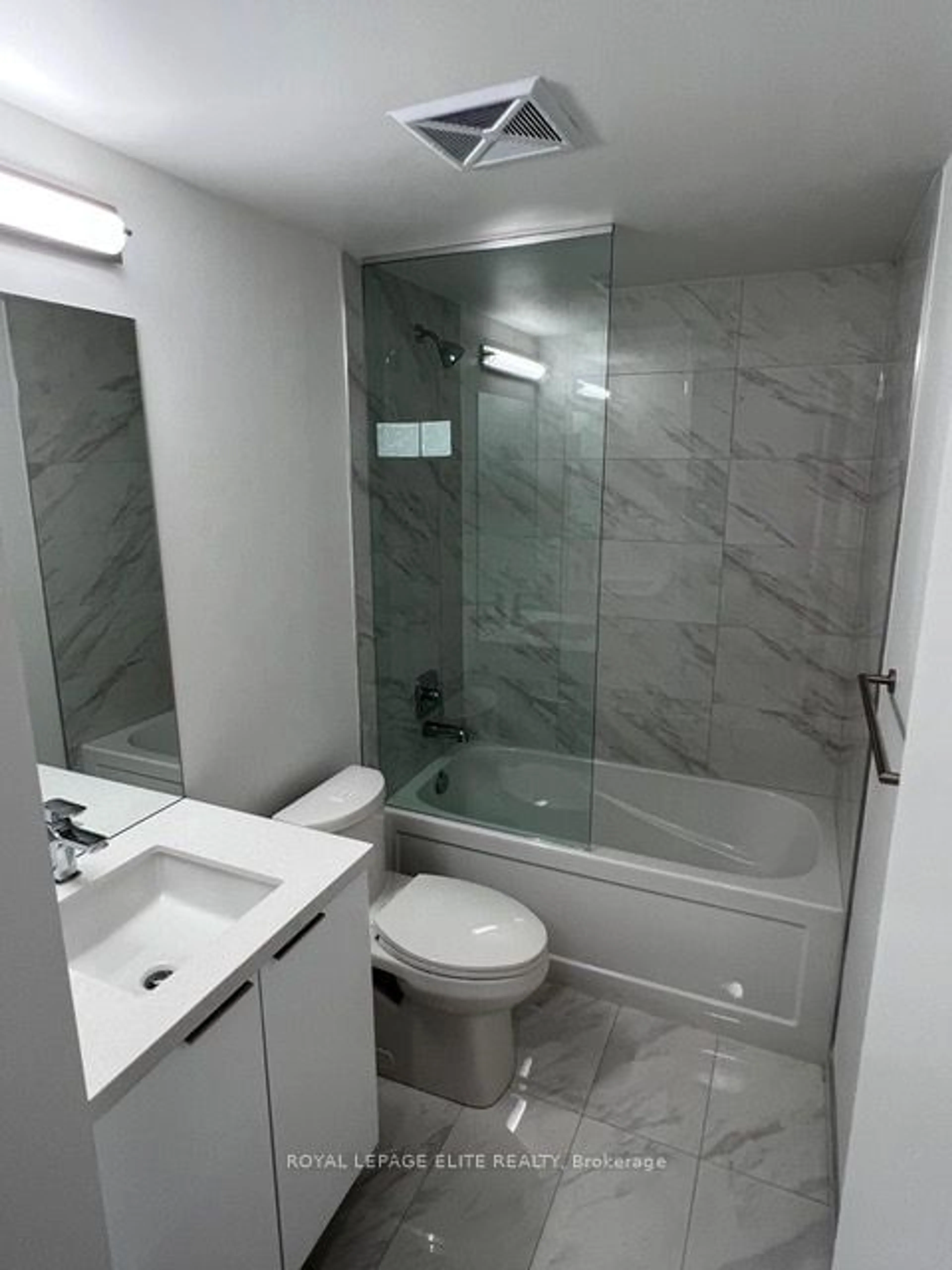 Standard bathroom, ceramic/tile floor for 158 Front St #810, Toronto Ontario M5A 0K9