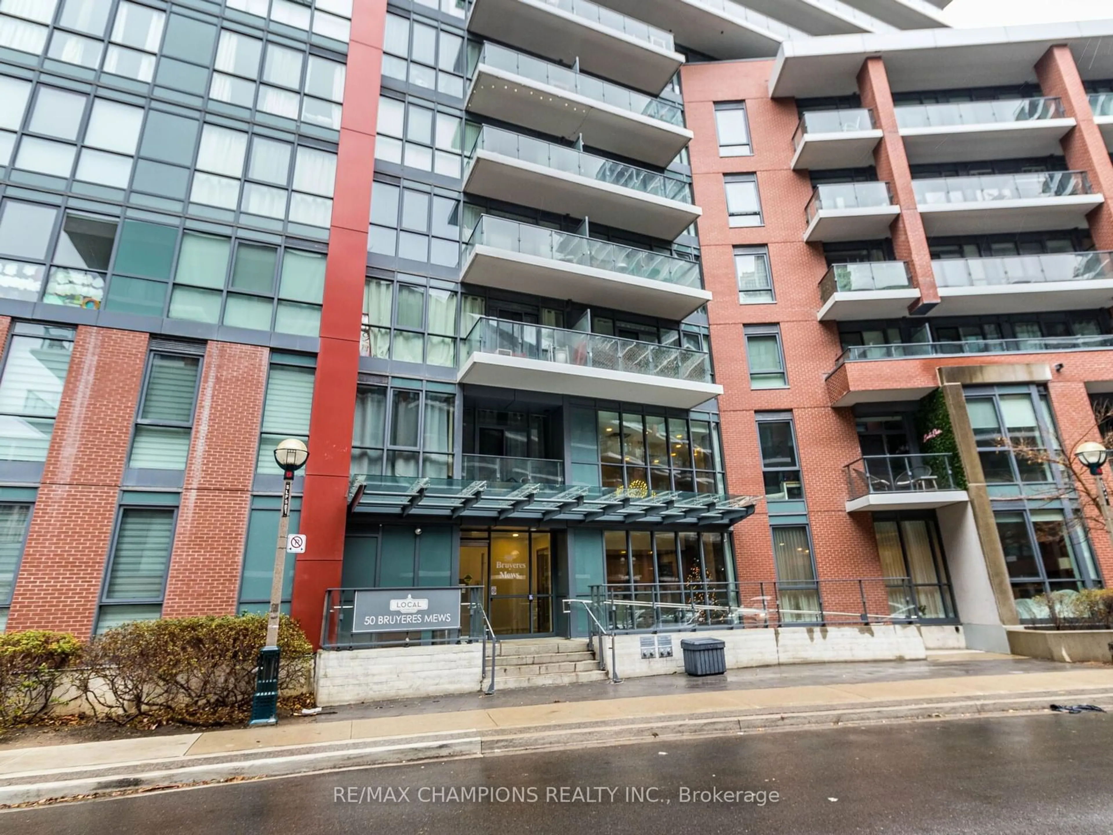 Indoor foyer for 50 Bruyeres Mews #502, Toronto Ontario M5V 0H8