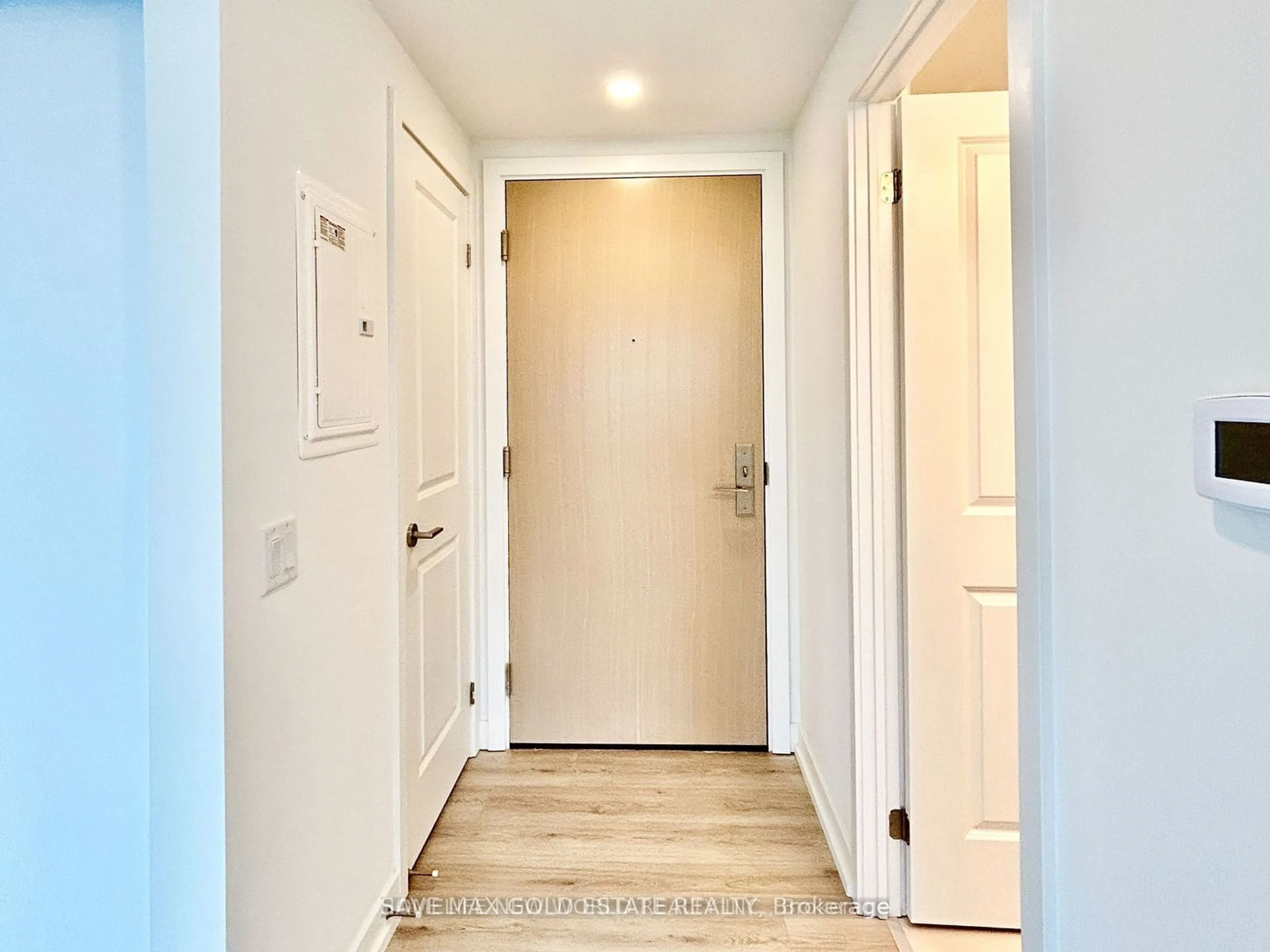 Indoor entryway for 395 Bloor St #5210, Toronto Ontario M4W 1H7