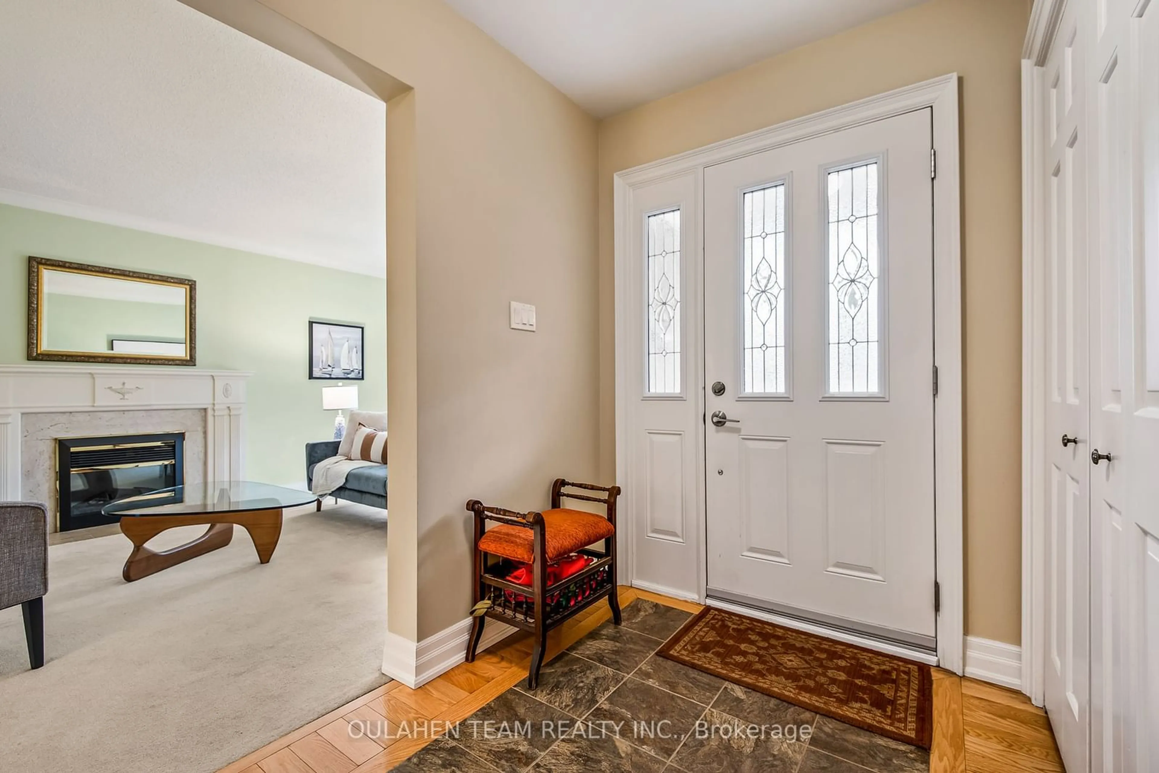 Indoor entryway for 39 Robinter Dr, Toronto Ontario M2M 3R4