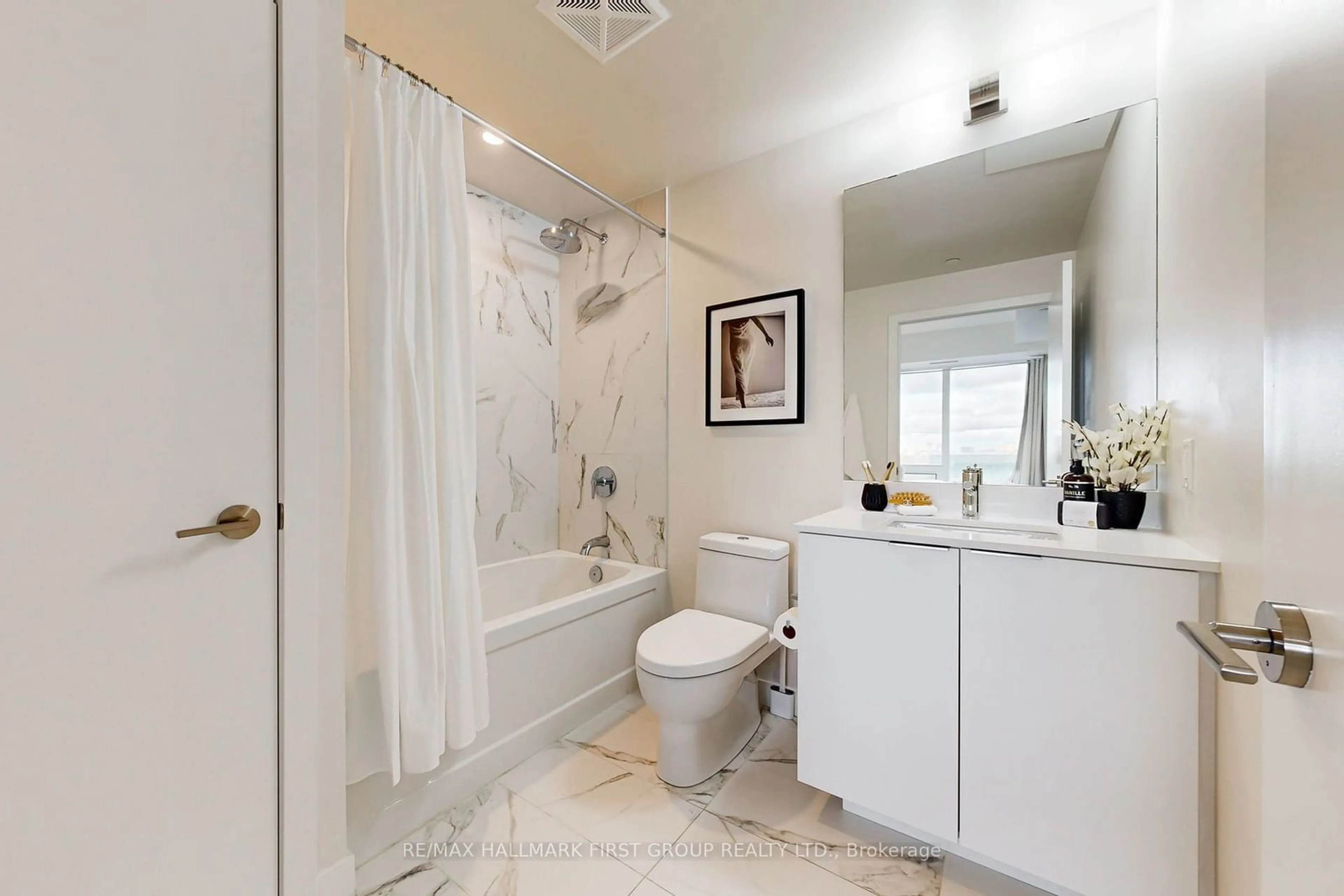 Standard bathroom, ceramic/tile floor for 8 Olympic Garden Dr #814, Toronto Ontario M2M 0B9