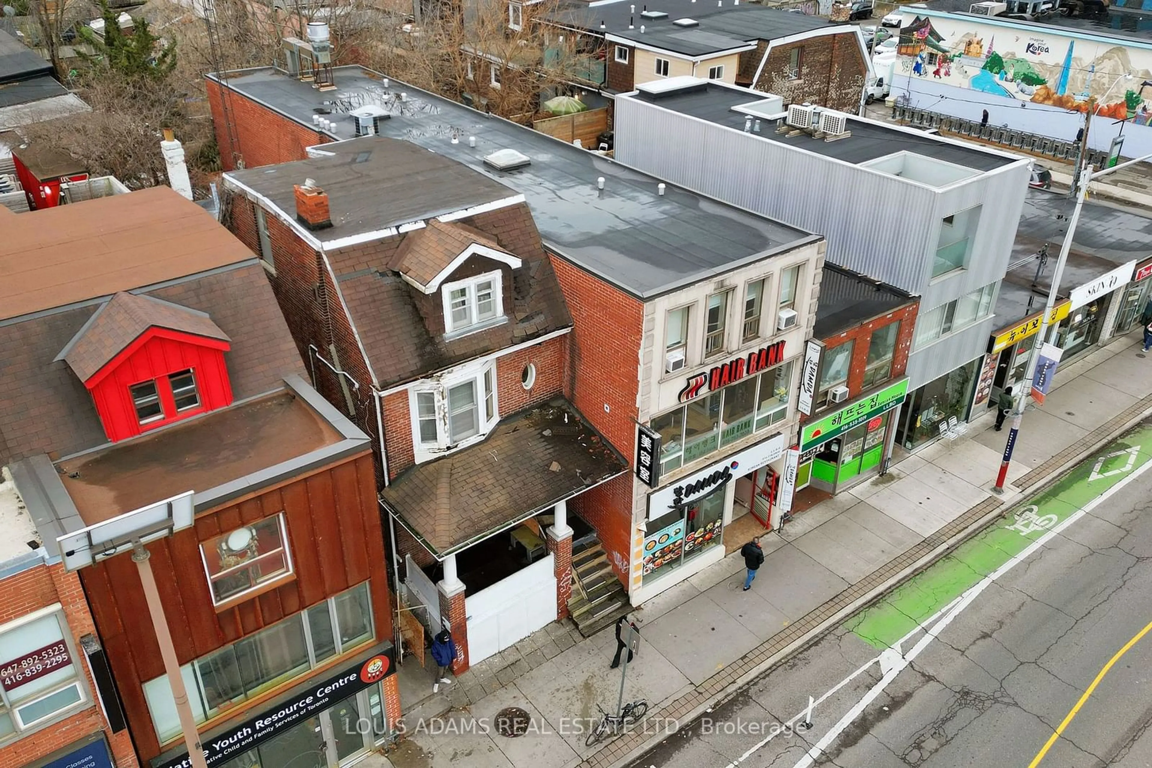 A pic from outside/outdoor area/front of a property/back of a property/a pic from drone, street for 657 Bloor St, Toronto Ontario M6G 1L1