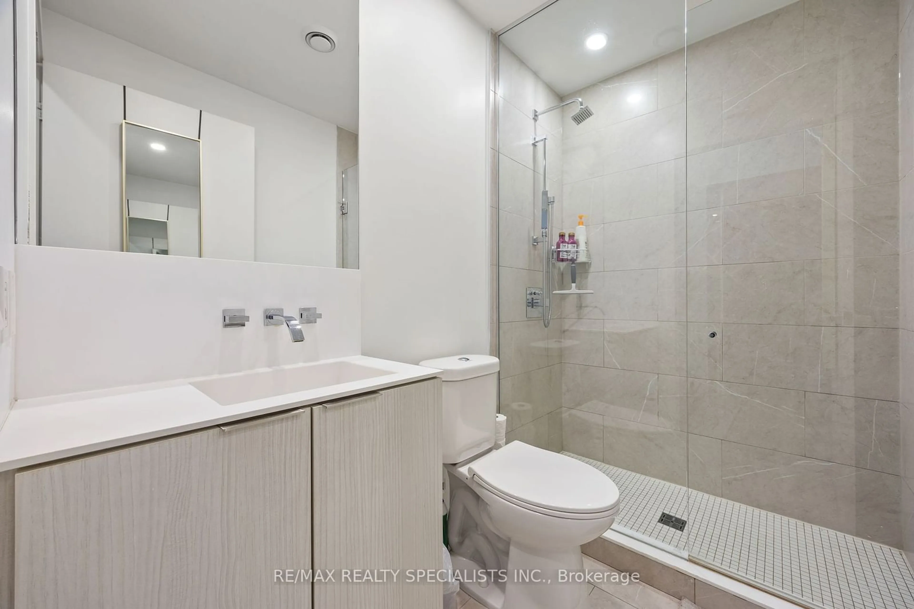 Standard bathroom, ceramic/tile floor for 12 Bonnycastle St #609, Toronto Ontario M5A 0C8