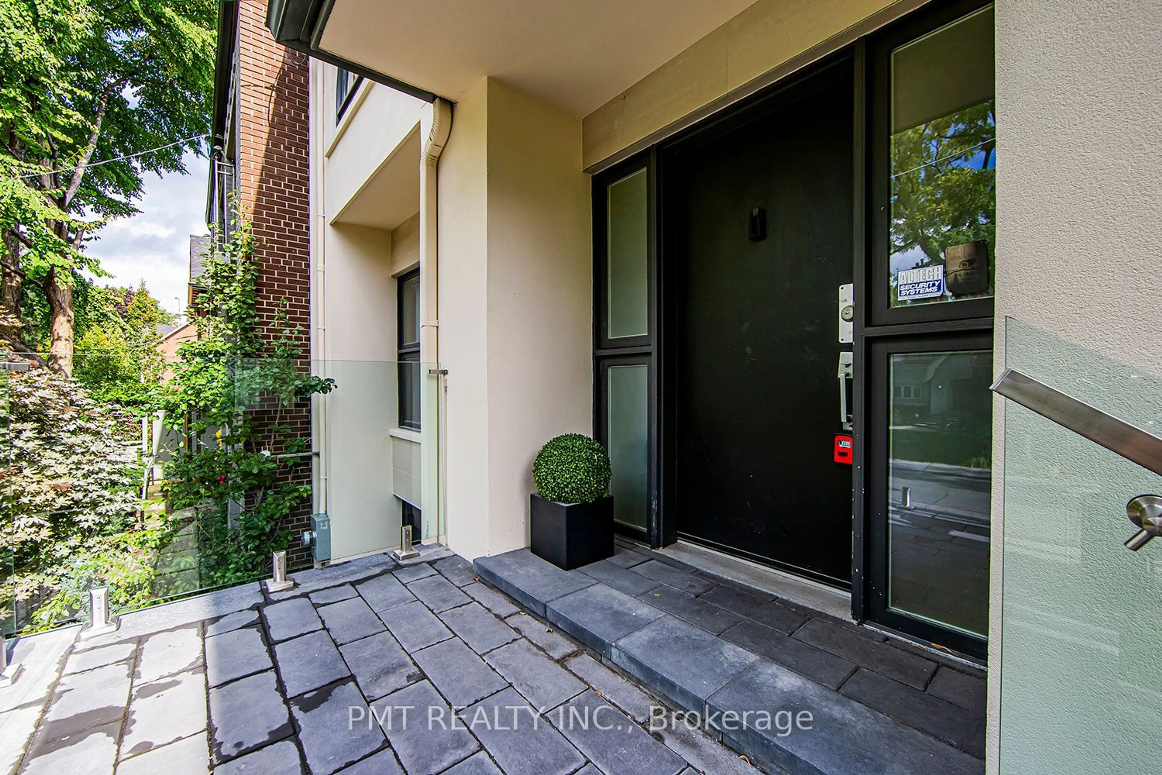 Indoor entryway for 19 Clarendon Ave, Toronto Ontario M4V 1H8