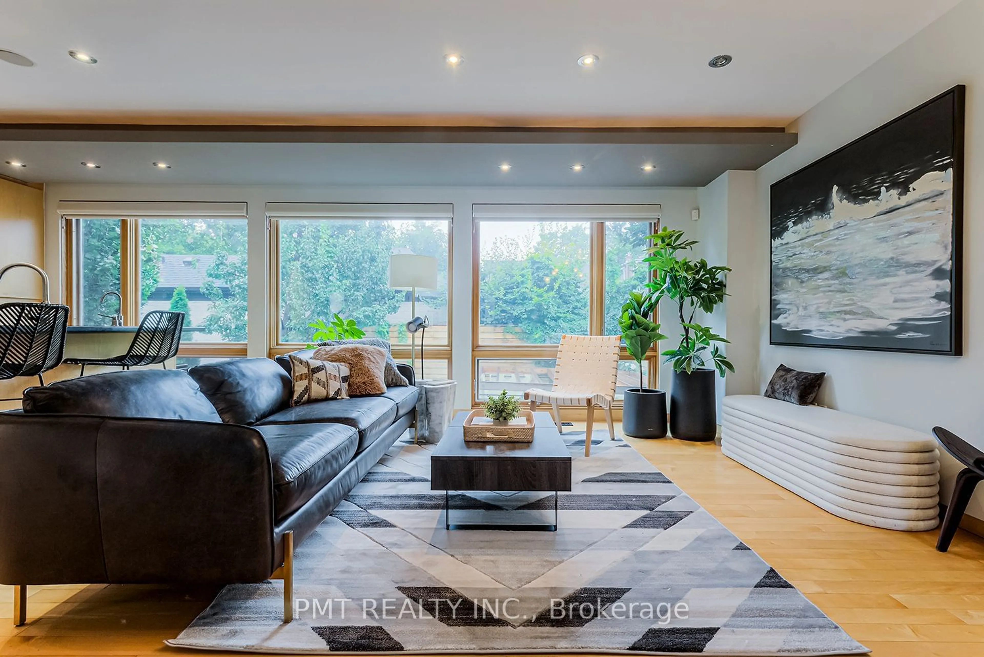 Living room with furniture, wood/laminate floor for 19 Clarendon Ave, Toronto Ontario M4V 1H8