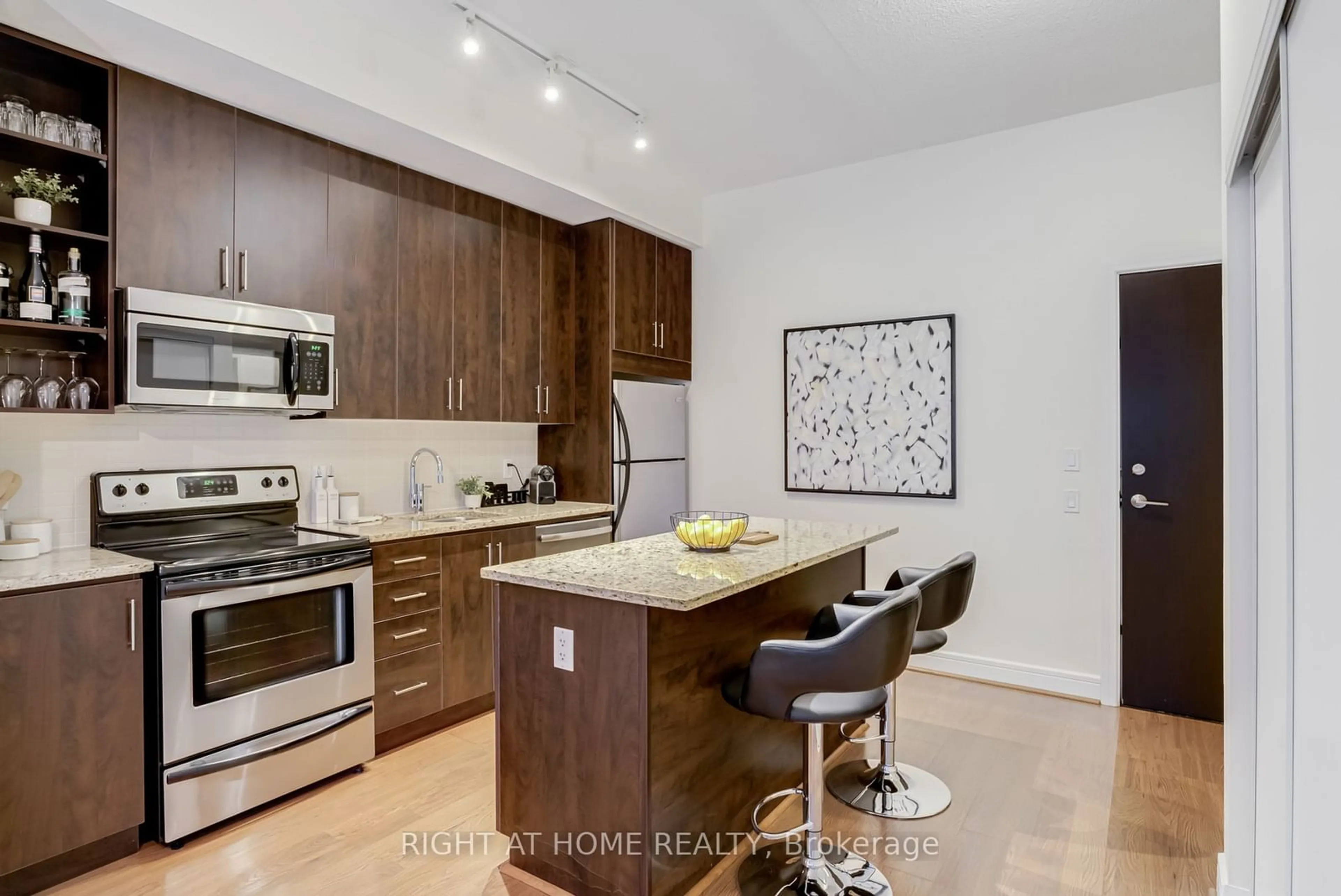 Open concept kitchen, wood/laminate floor for 112 George St #510, Toronto Ontario M5A 2M5