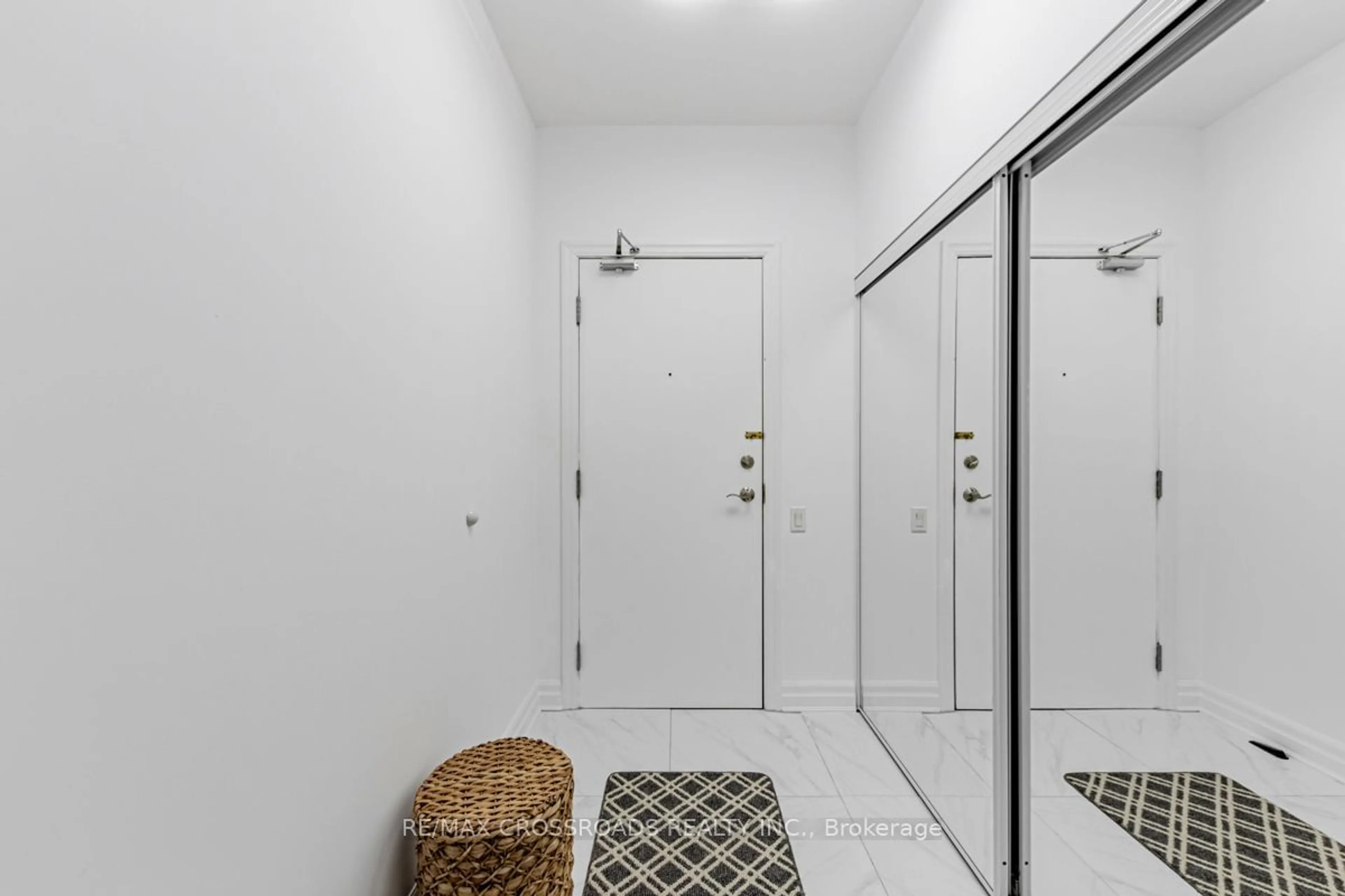 Indoor entryway for 777 Steeles Ave #211, Toronto Ontario M2R 3Y4