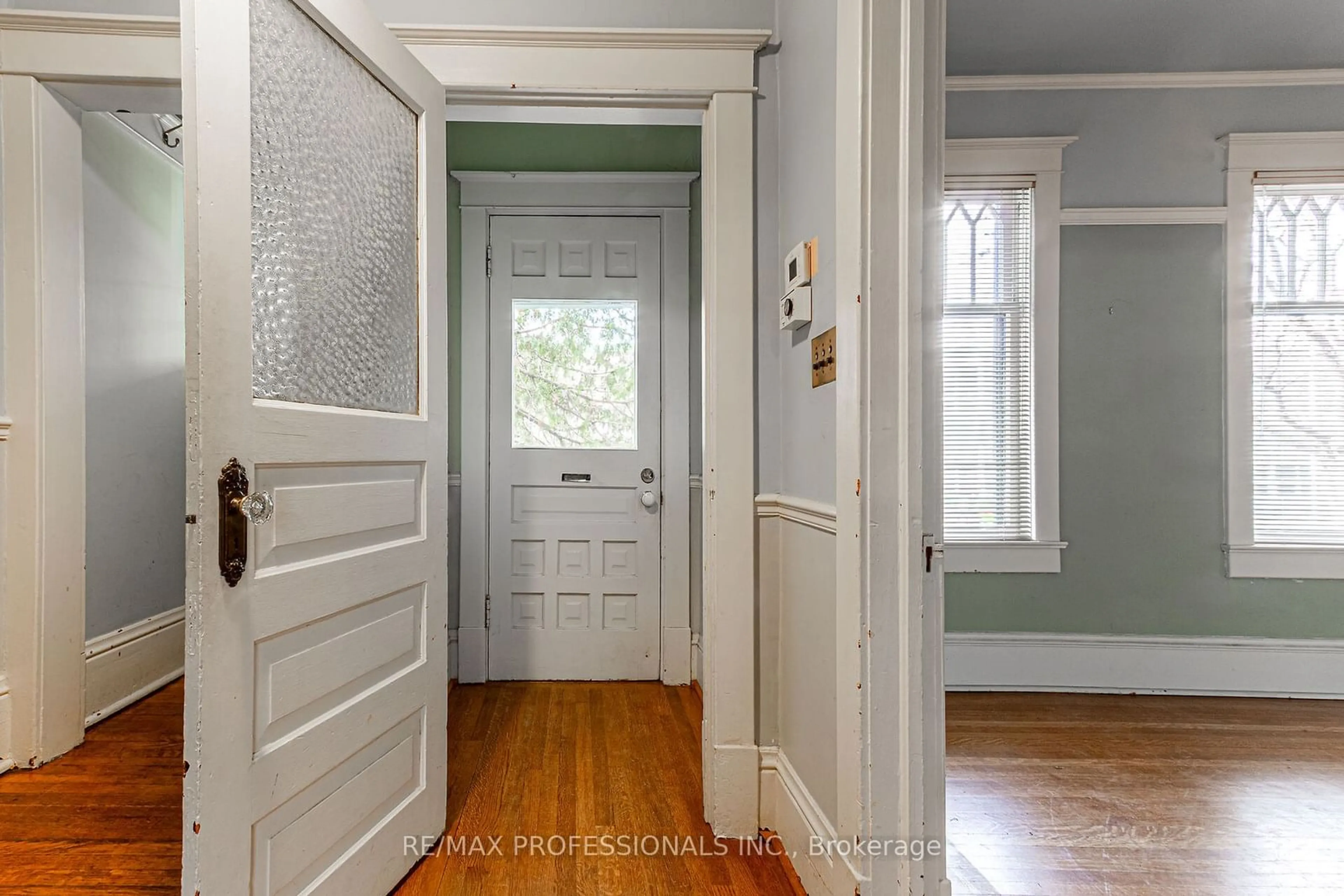 Indoor entryway for 737 Palmerston Ave, Toronto Ontario M6G 2R3