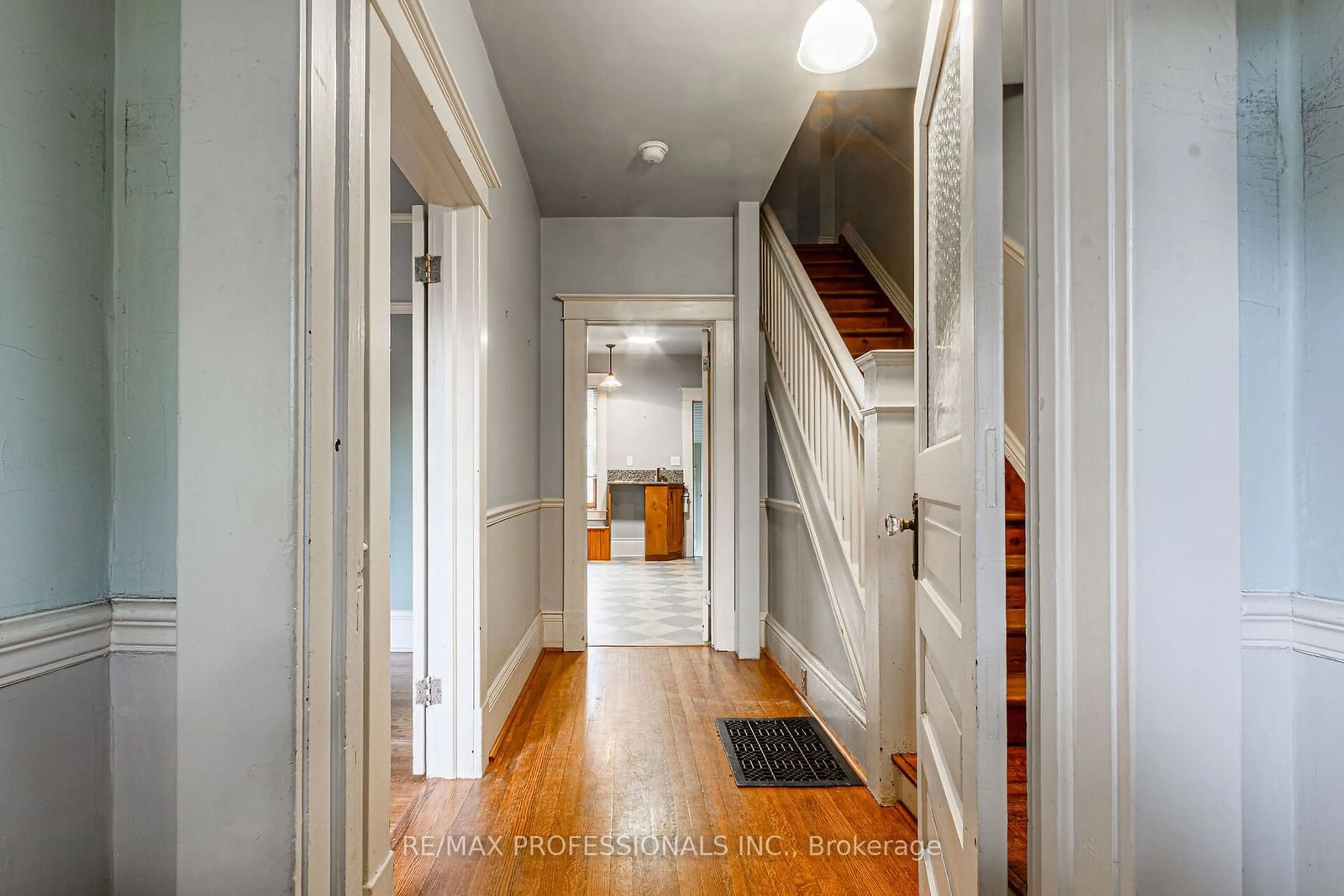 Indoor entryway for 737 Palmerston Ave, Toronto Ontario M6G 2R3