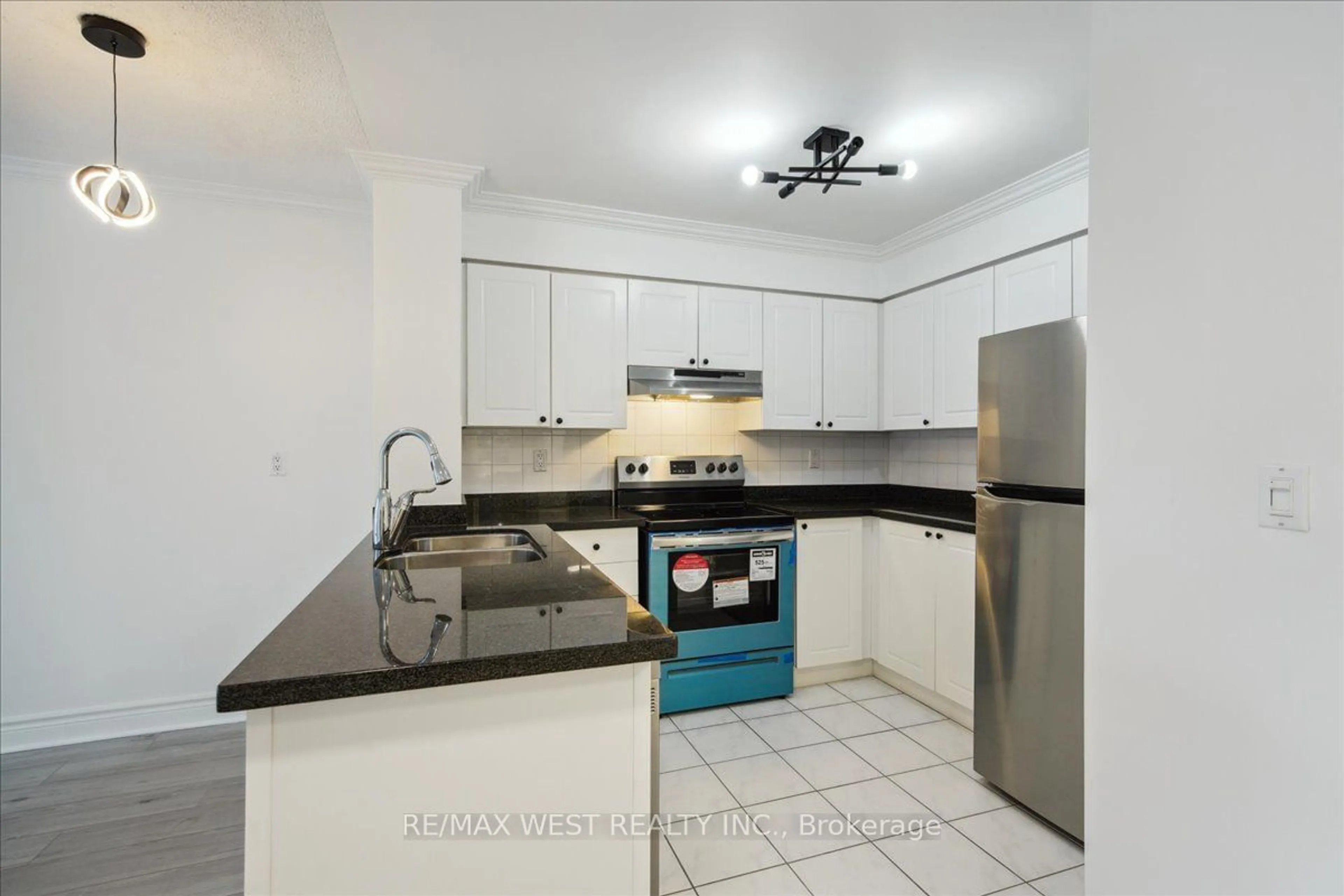 Standard kitchen, unknown for 1 Hycrest Ave #203, Toronto Ontario M2N 6V8