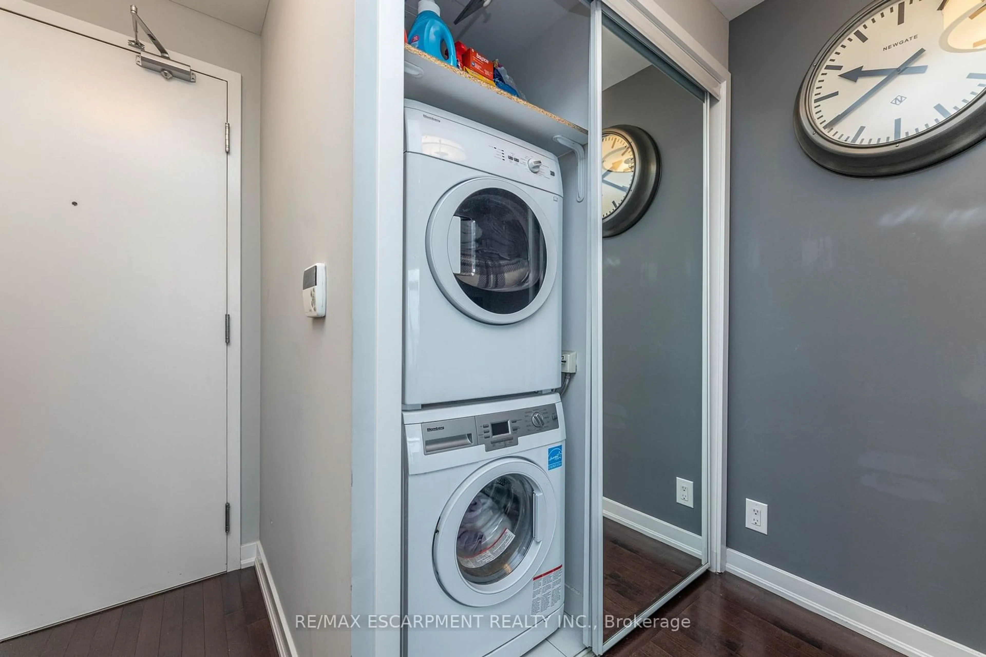 Laundry room for 14 York St #5110, Toronto Ontario M5J 0B1