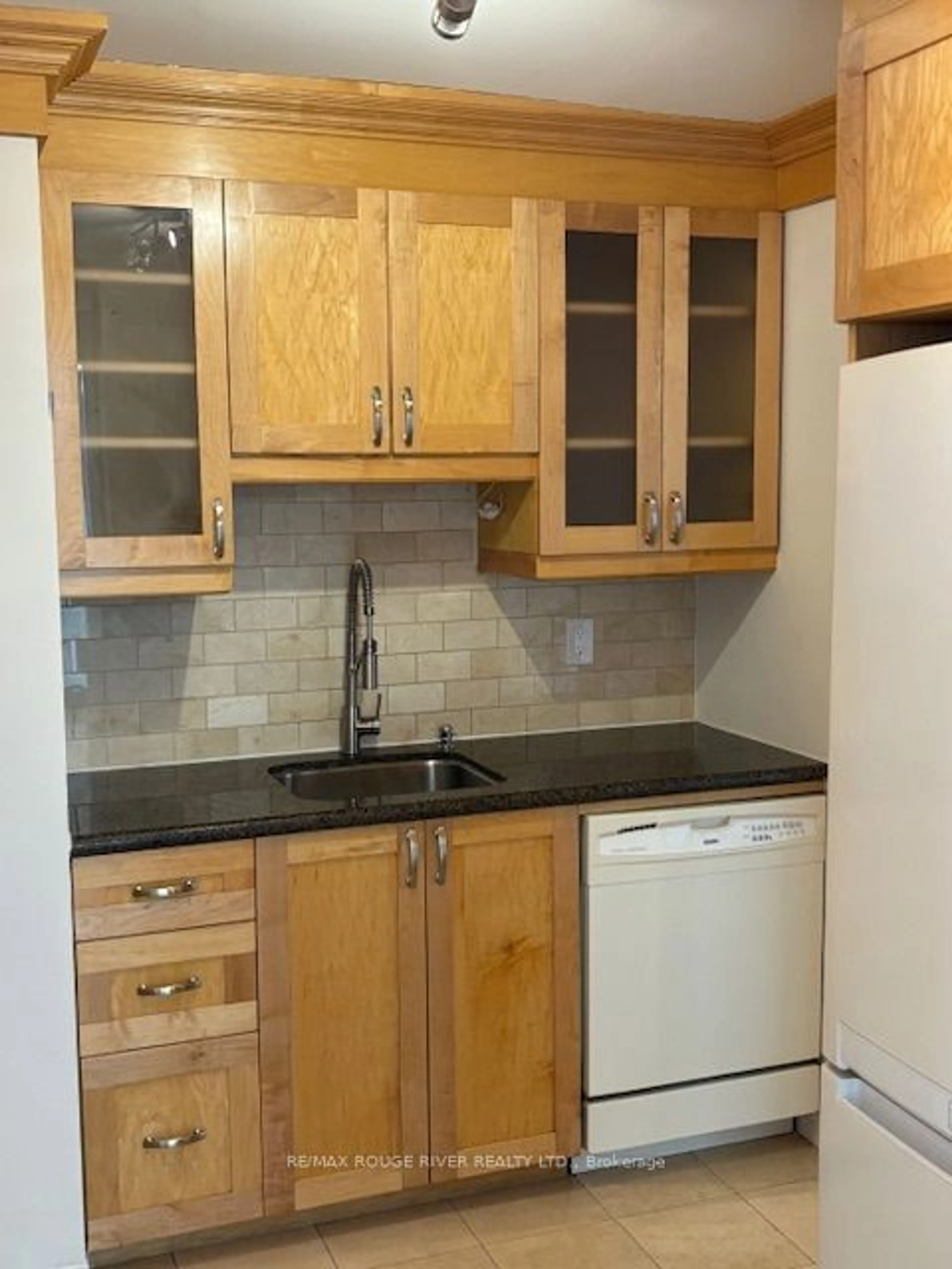 Standard kitchen, wood/laminate floor for 5795 Yonge St #1002, Toronto Ontario M2M 4J3