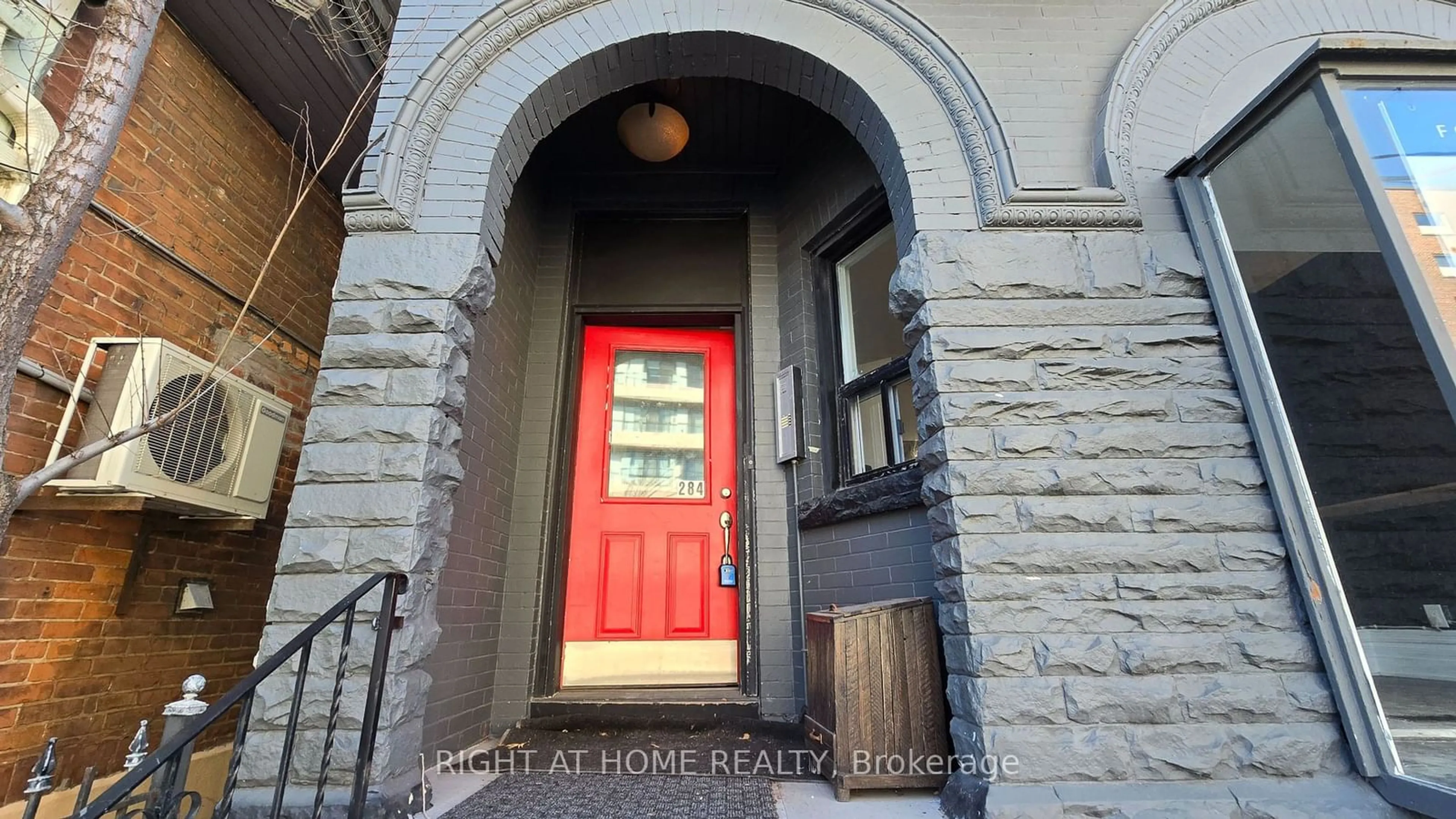 Indoor entryway for 284 Avenue Rd, Toronto Ontario M4V 2G7