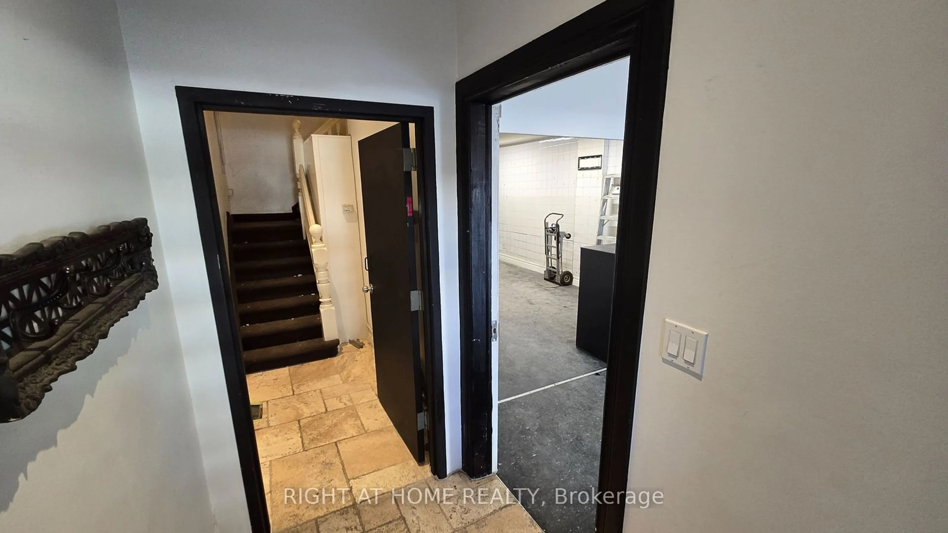 Indoor entryway for 284 Avenue Rd, Toronto Ontario M4V 2G7