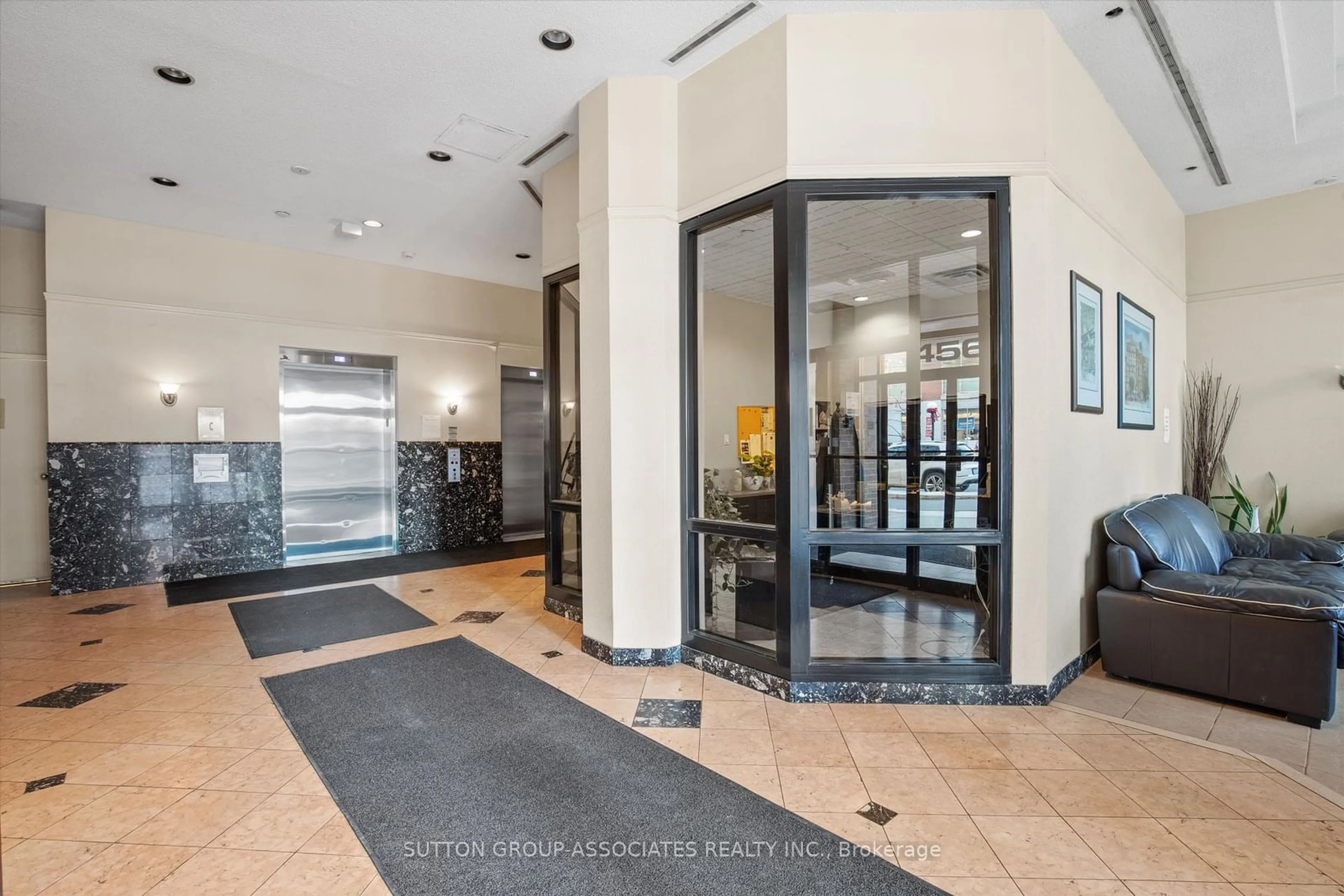 Indoor foyer for 456 College St #503, Toronto Ontario M6G 4A3