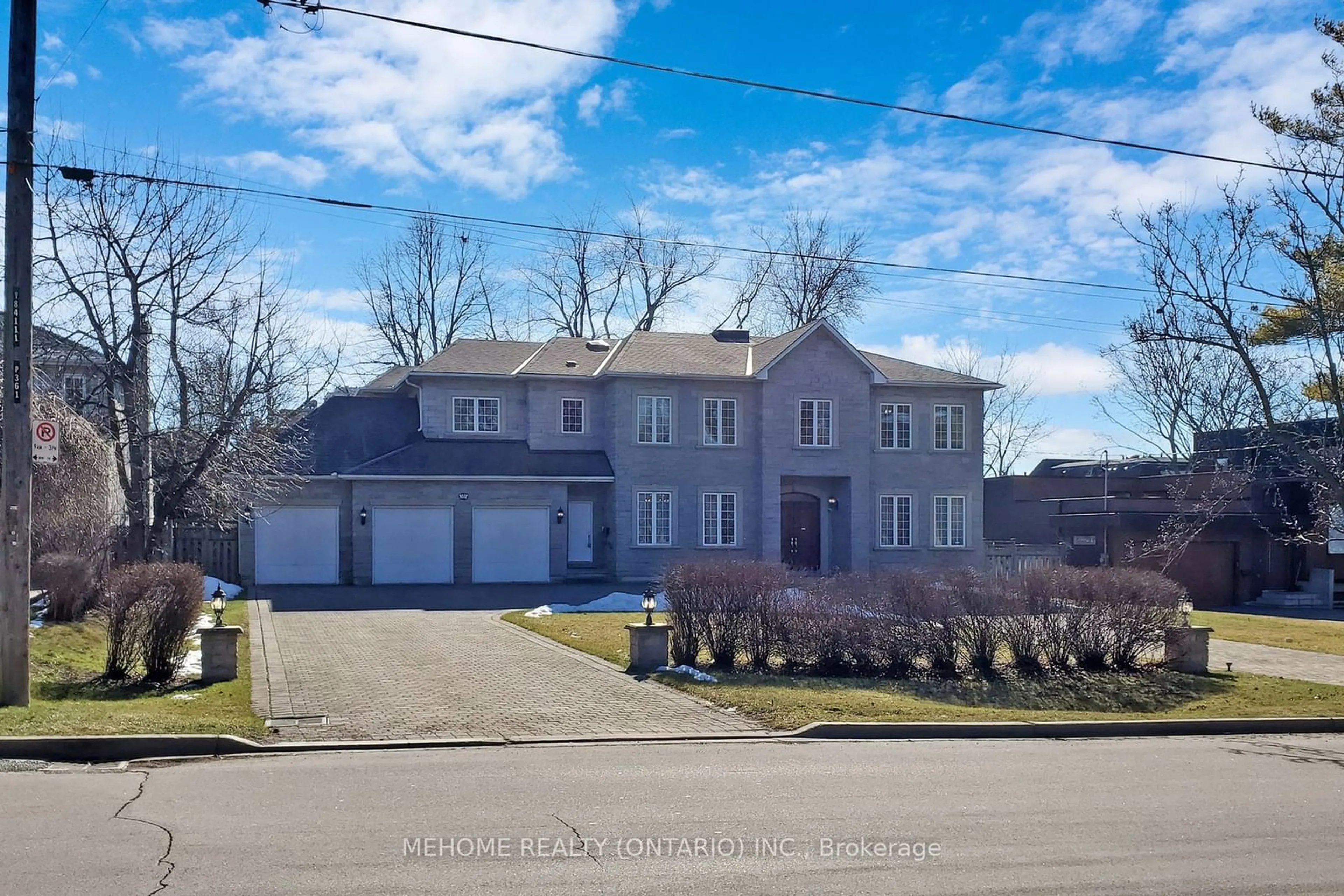 A pic from outside/outdoor area/front of a property/back of a property/a pic from drone, street for 361 Spring Garden Ave, Toronto Ontario M2N 3H4