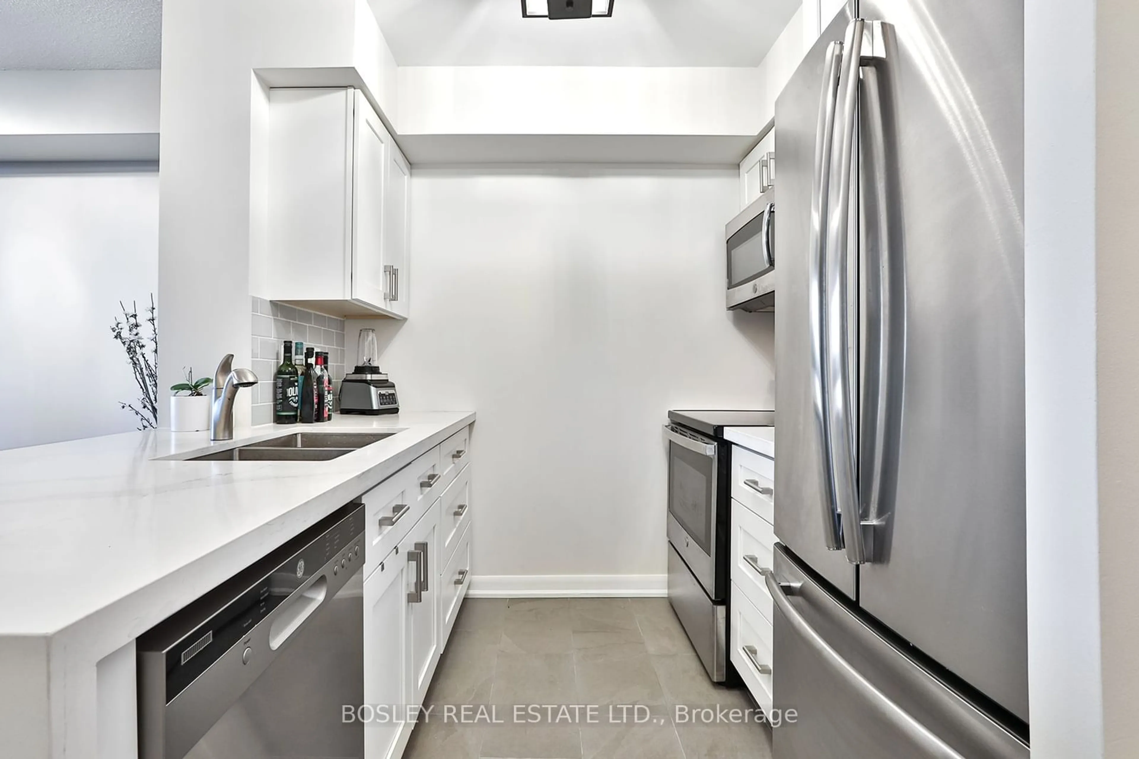 Standard kitchen, ceramic/tile floor for 4978 Yonge St #1705, Toronto Ontario M2N 7G8