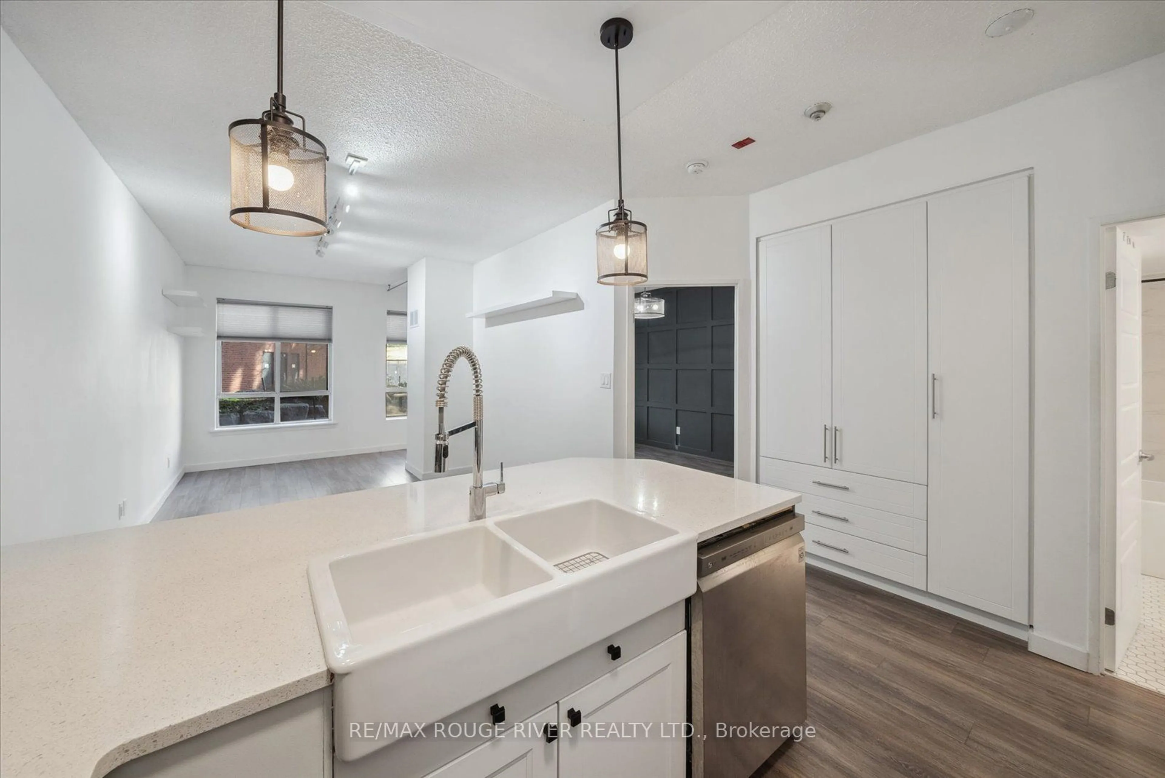 Open concept kitchen, ceramic/tile floor for 801 King St #103, Toronto Ontario M5V 3C9