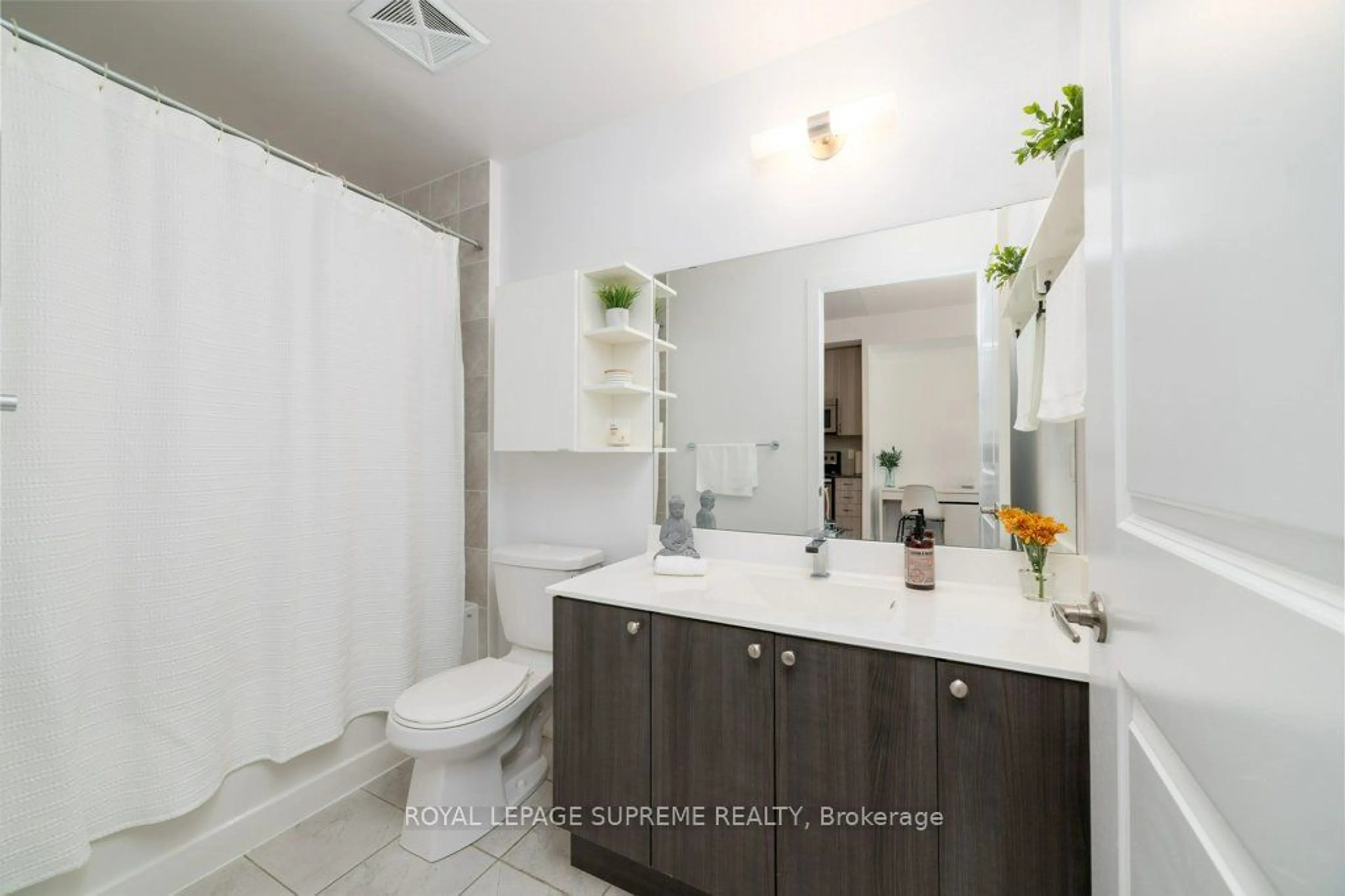 Standard bathroom, ceramic/tile floor for 68 Merton St #608, Toronto Ontario M4S 1A1