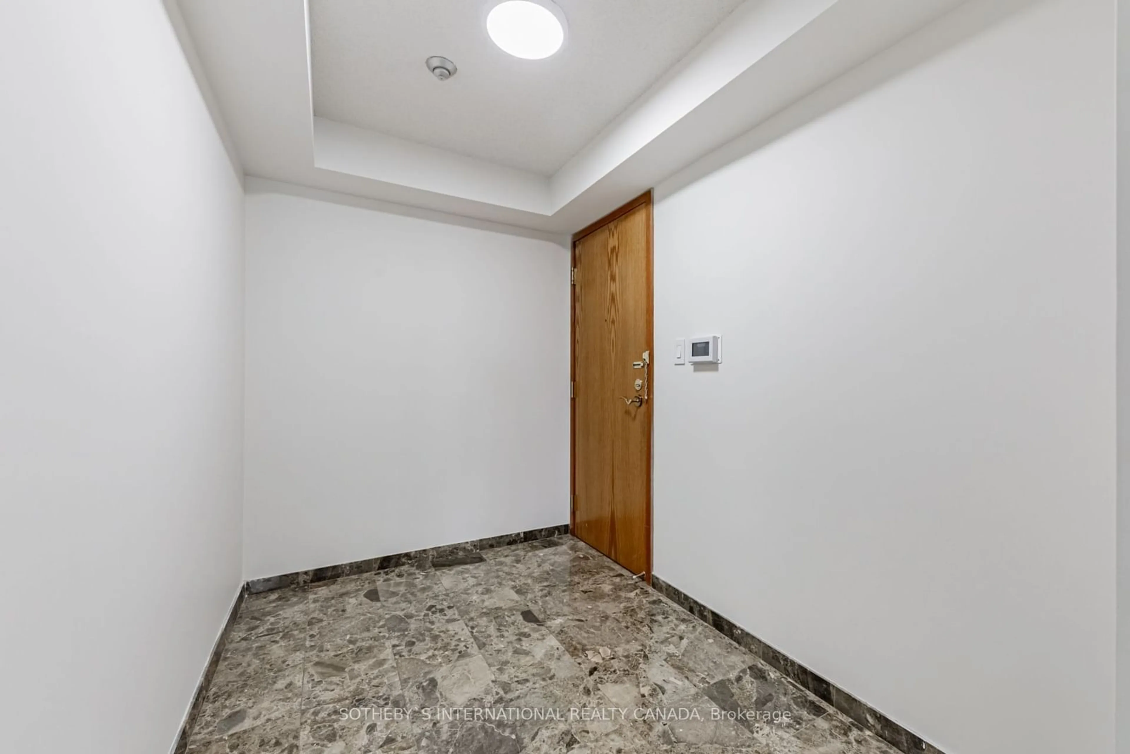 Indoor foyer for 18 Hollywood Ave #401, Toronto Ontario M2N 6P5