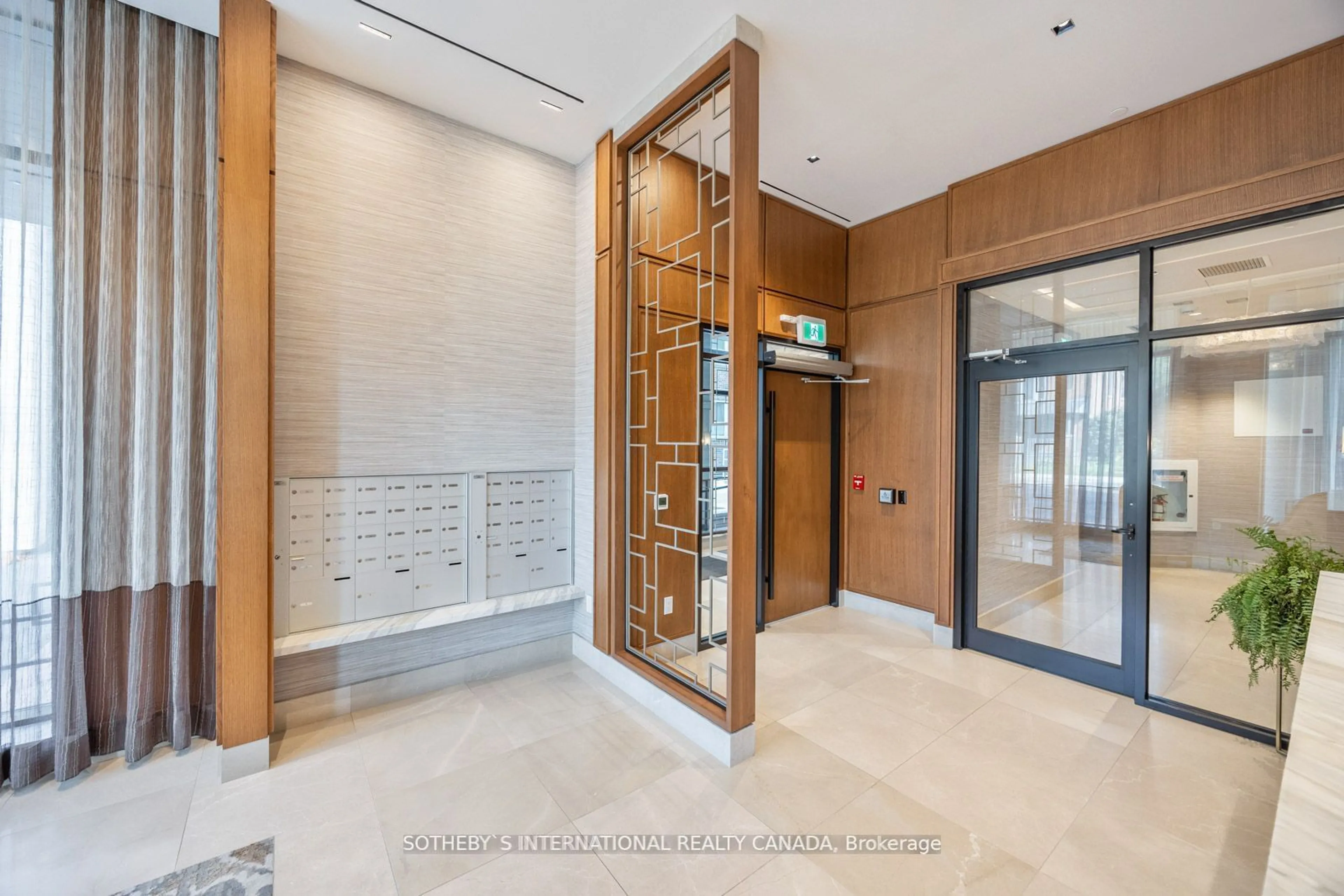 Indoor foyer for 285 Avenue Rd #501, Toronto Ontario M4V 2G8