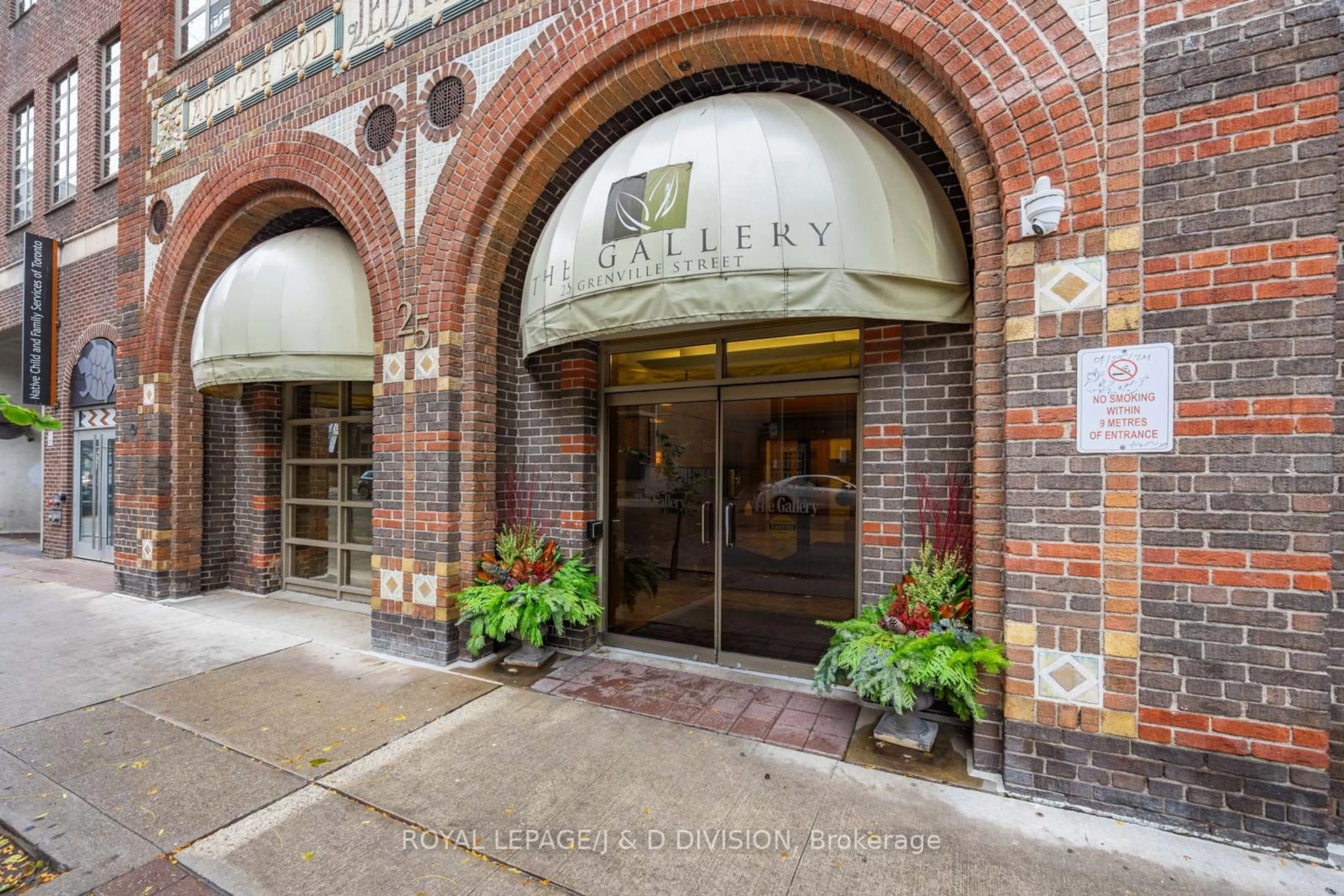 Indoor entryway for 25 Grenville St #1001, Toronto Ontario M4Y 2X5