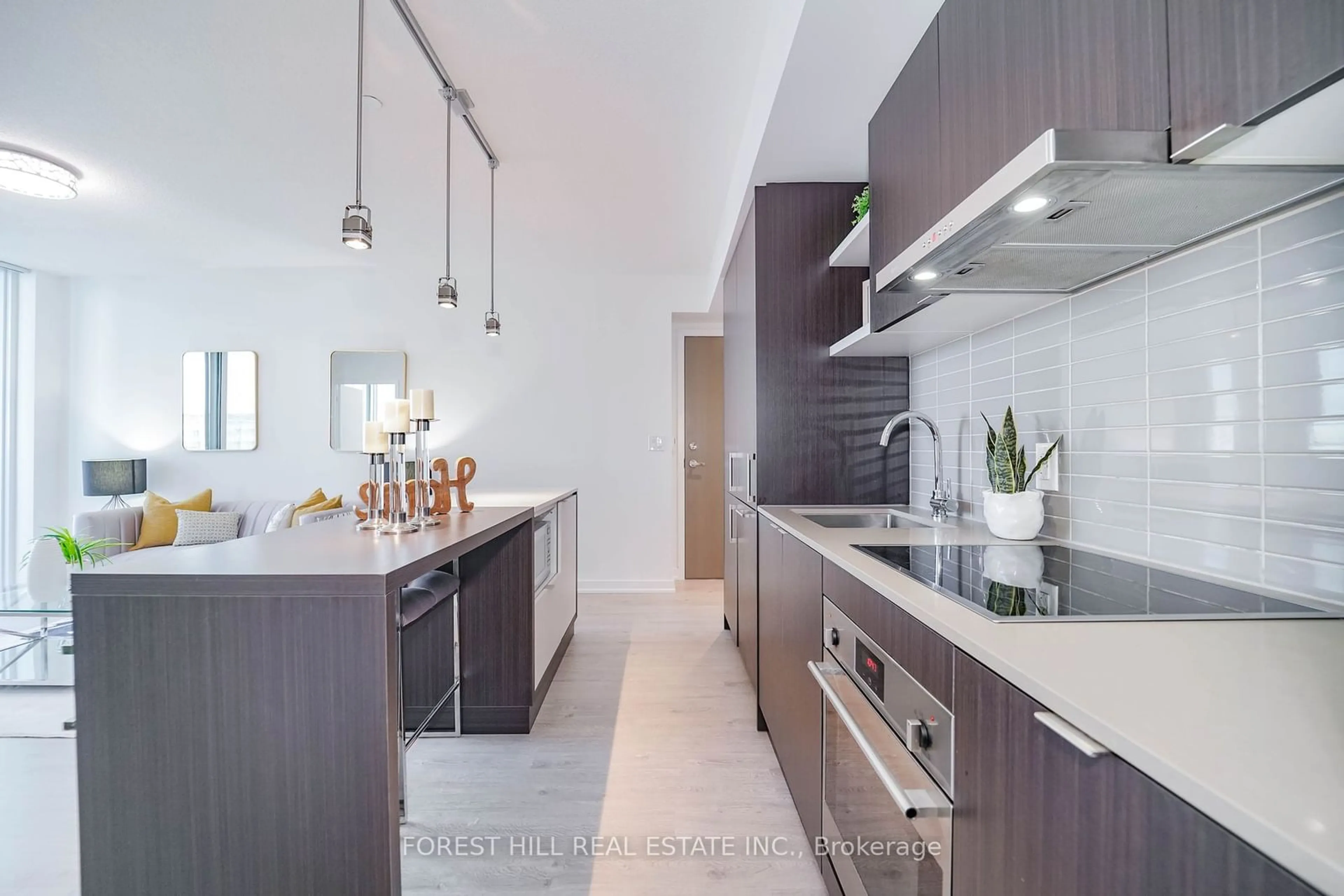 Contemporary kitchen, ceramic/tile floor for 100 Harbour St #3901, Toronto Ontario M5J 0B5