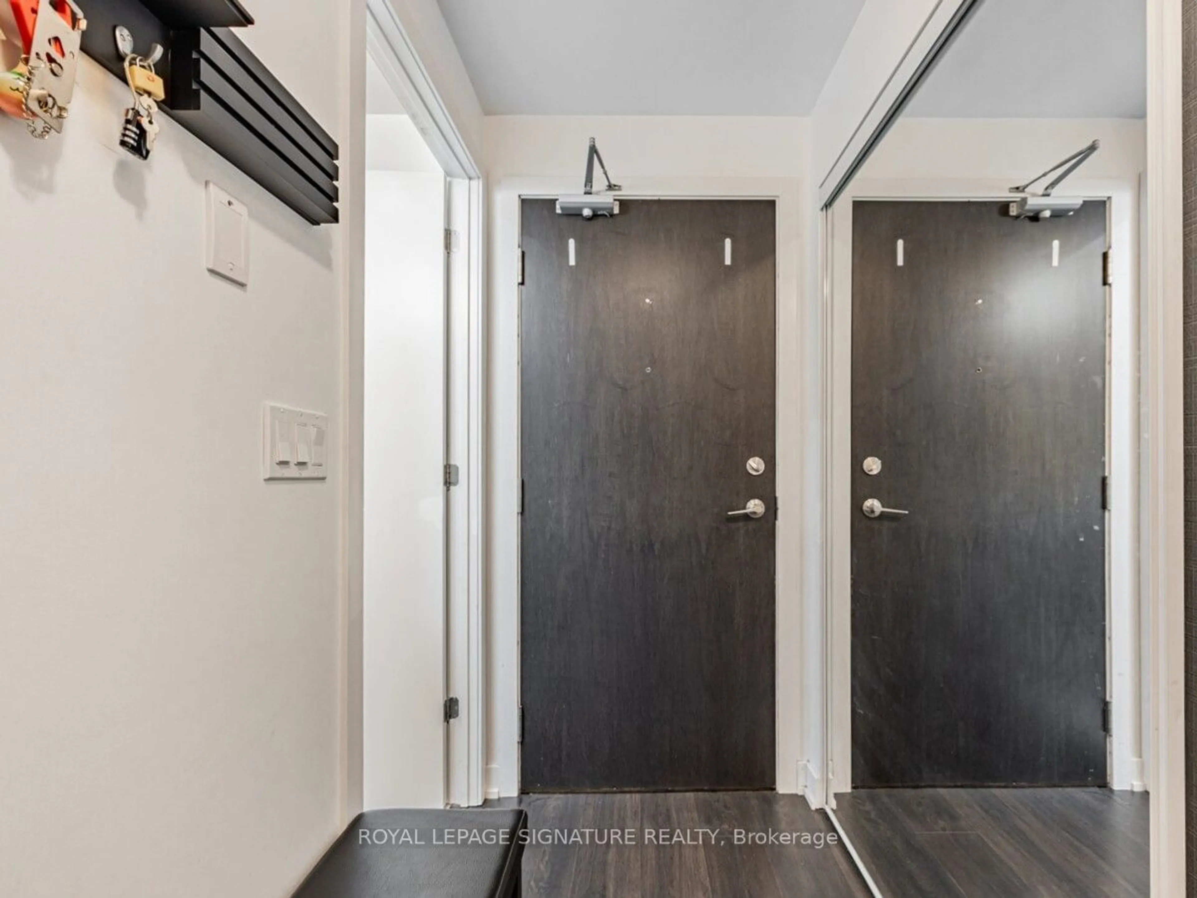 Indoor entryway for 50 Bruyeres Mews #605, Toronto Ontario M5V 0H8