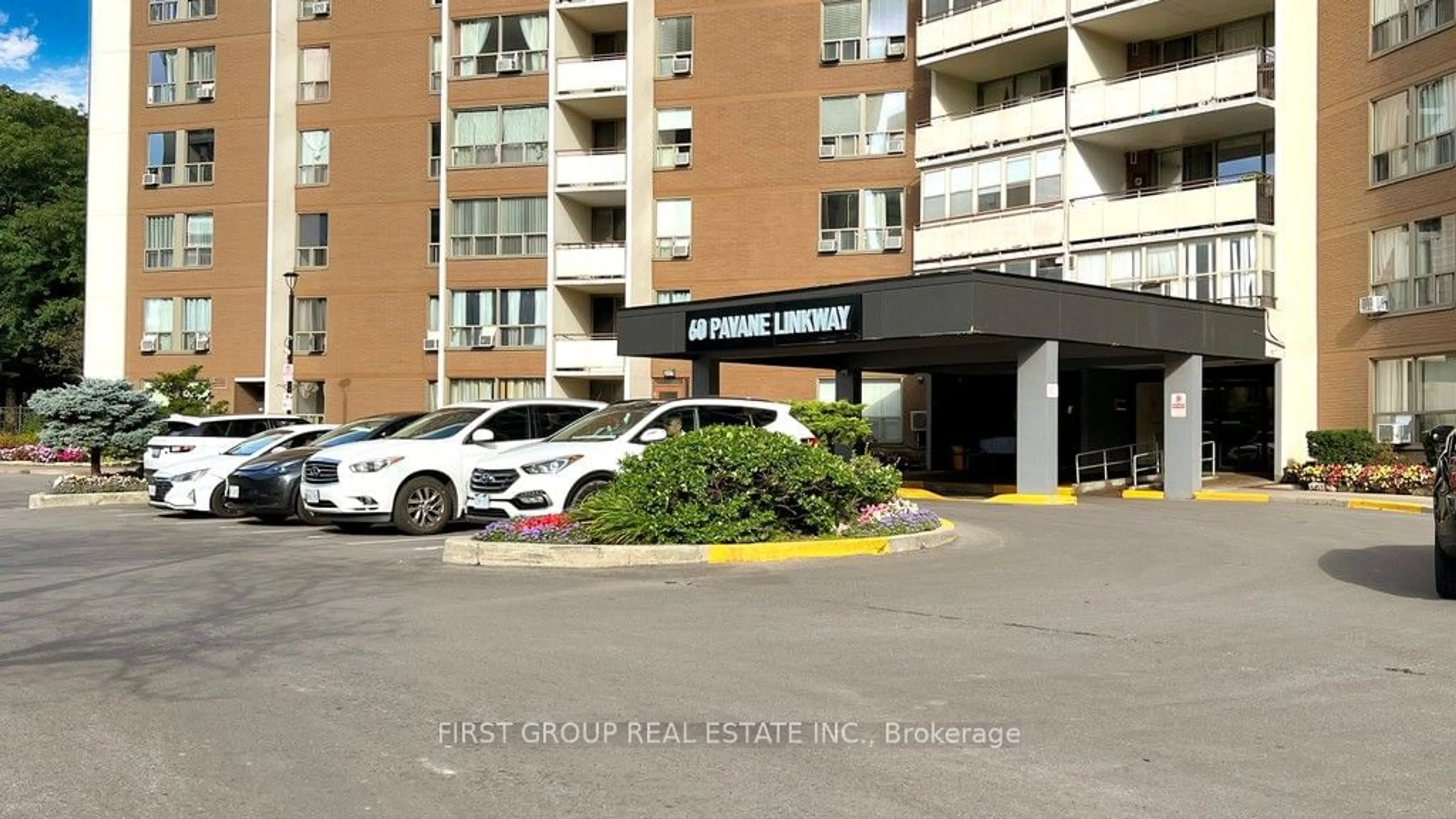 Indoor foyer for 60 Pavane Linkway Way #502, Toronto Ontario M3C 1A2