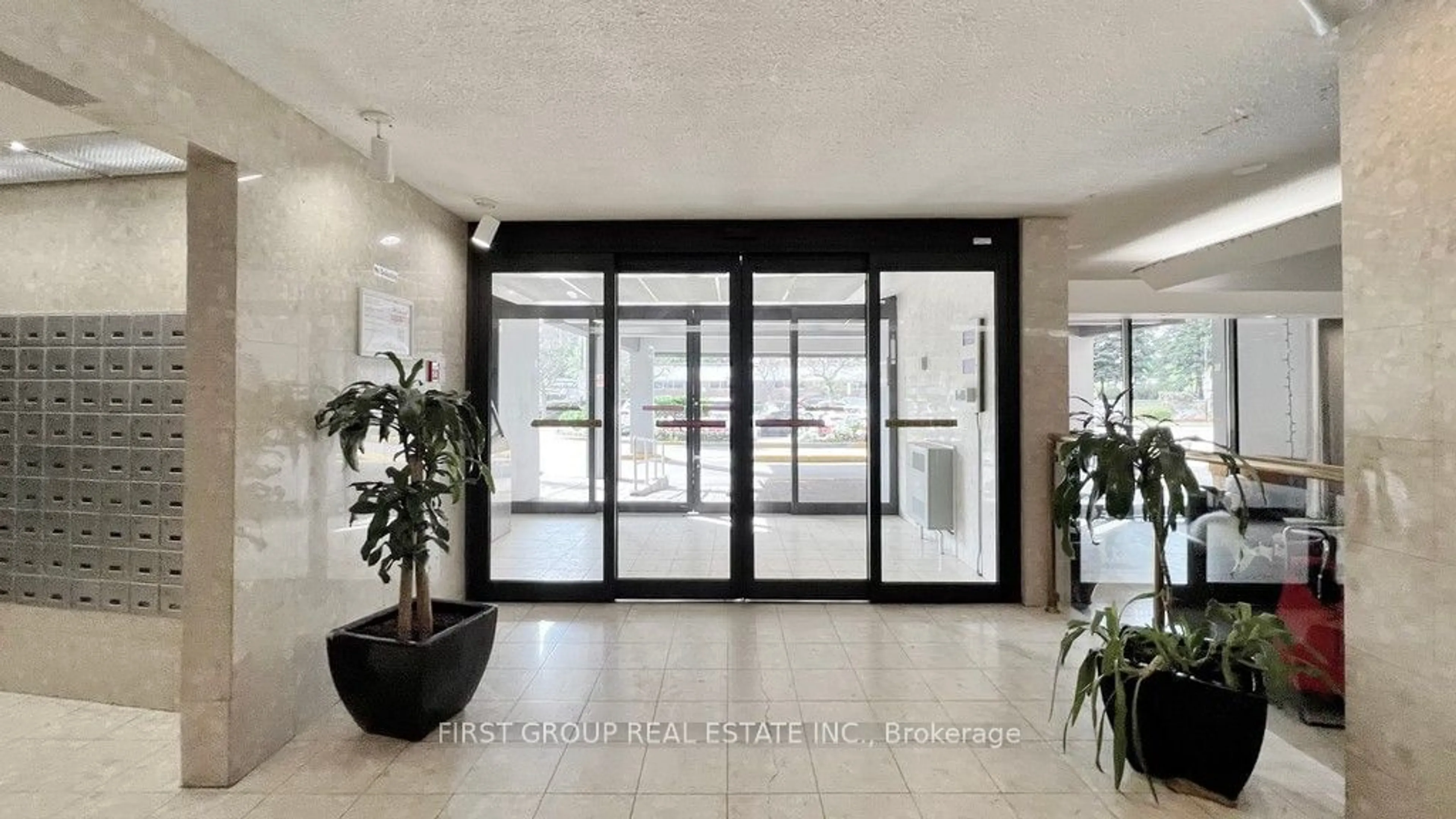 Indoor foyer for 60 Pavane Linkway Way #502, Toronto Ontario M3C 1A2