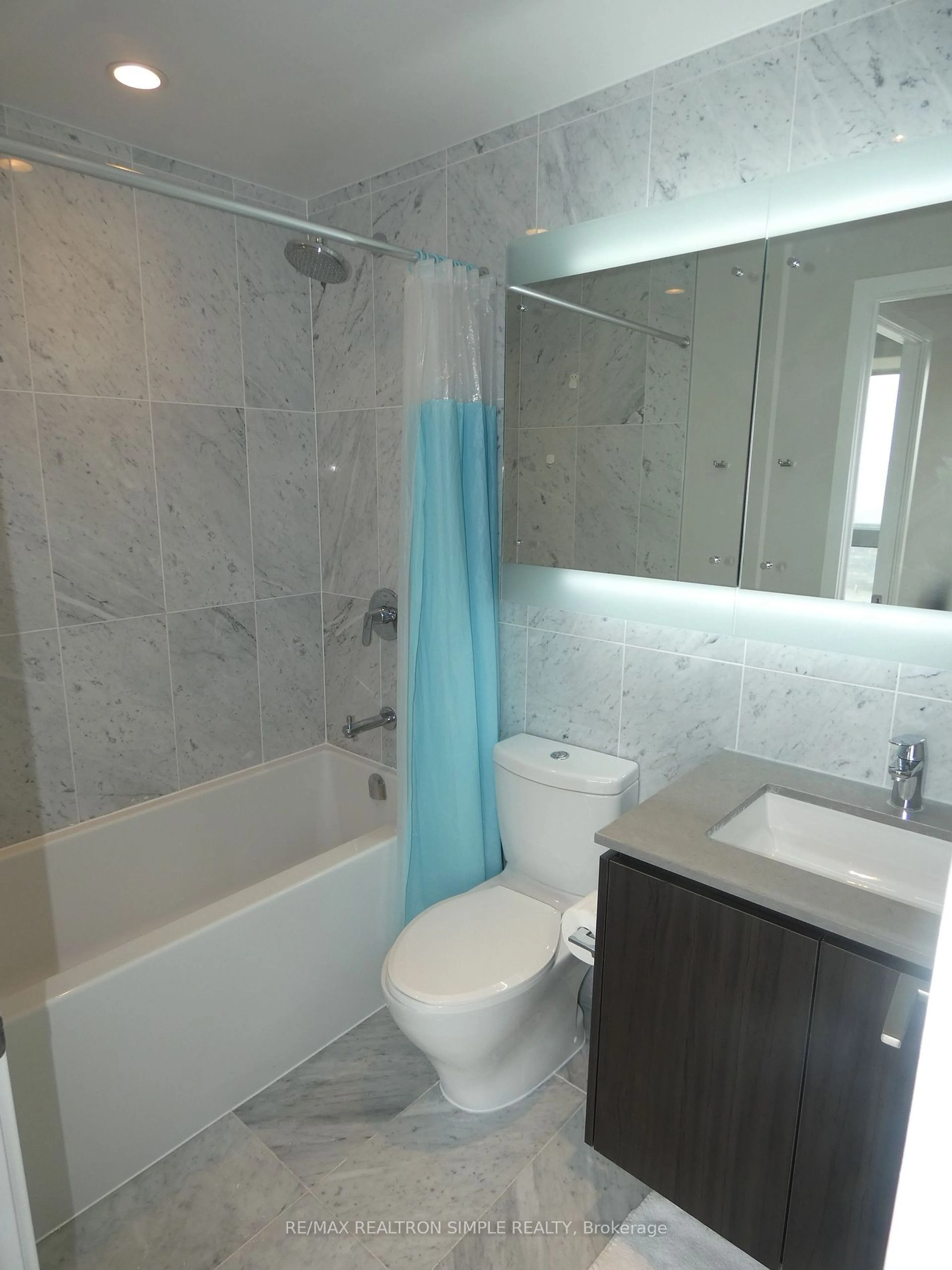 Standard bathroom, ceramic/tile floor for 117 McMahon Dr #1211, Toronto Ontario M2K 0E4