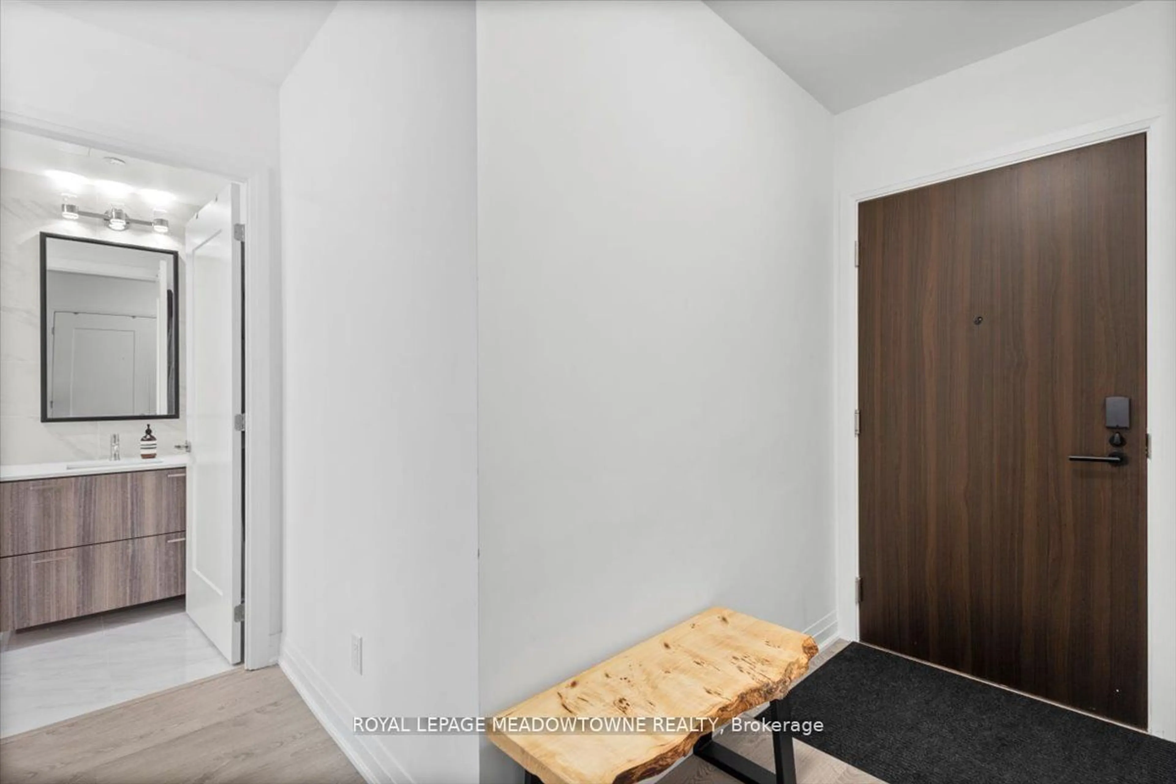 Indoor entryway for 280 Howland Ave #302, Toronto Ontario M5R 0C3