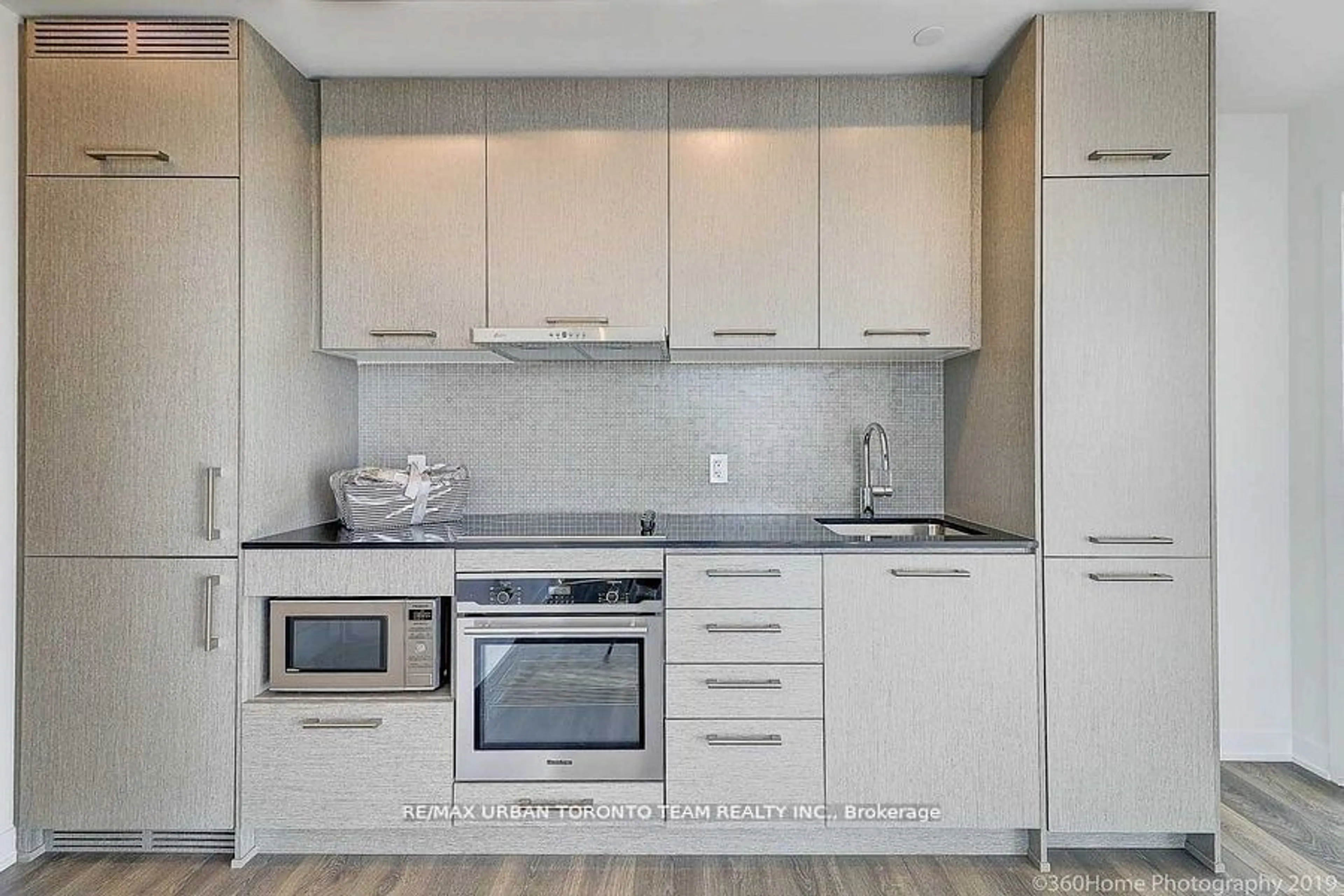 Standard kitchen, unknown for 87 Peter St #3202, Toronto Ontario M5V 0P1