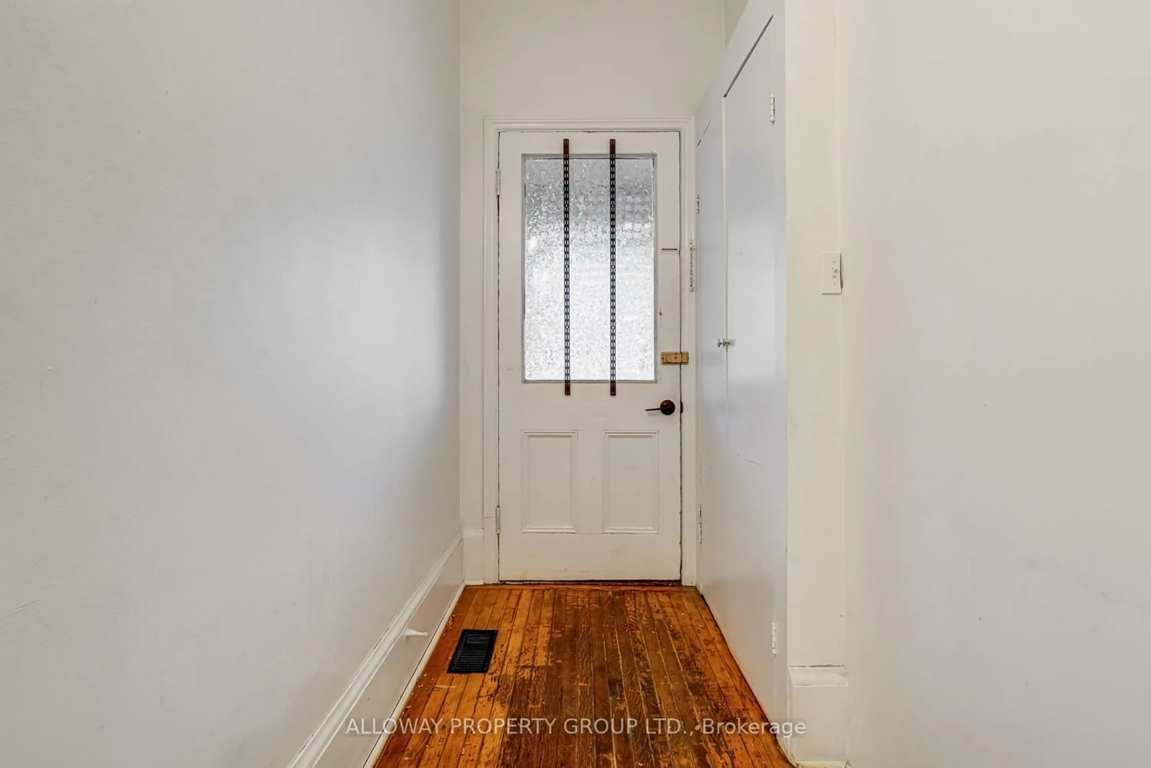 Indoor entryway for 1059 Bathurst St, Toronto Ontario M5R 3G8